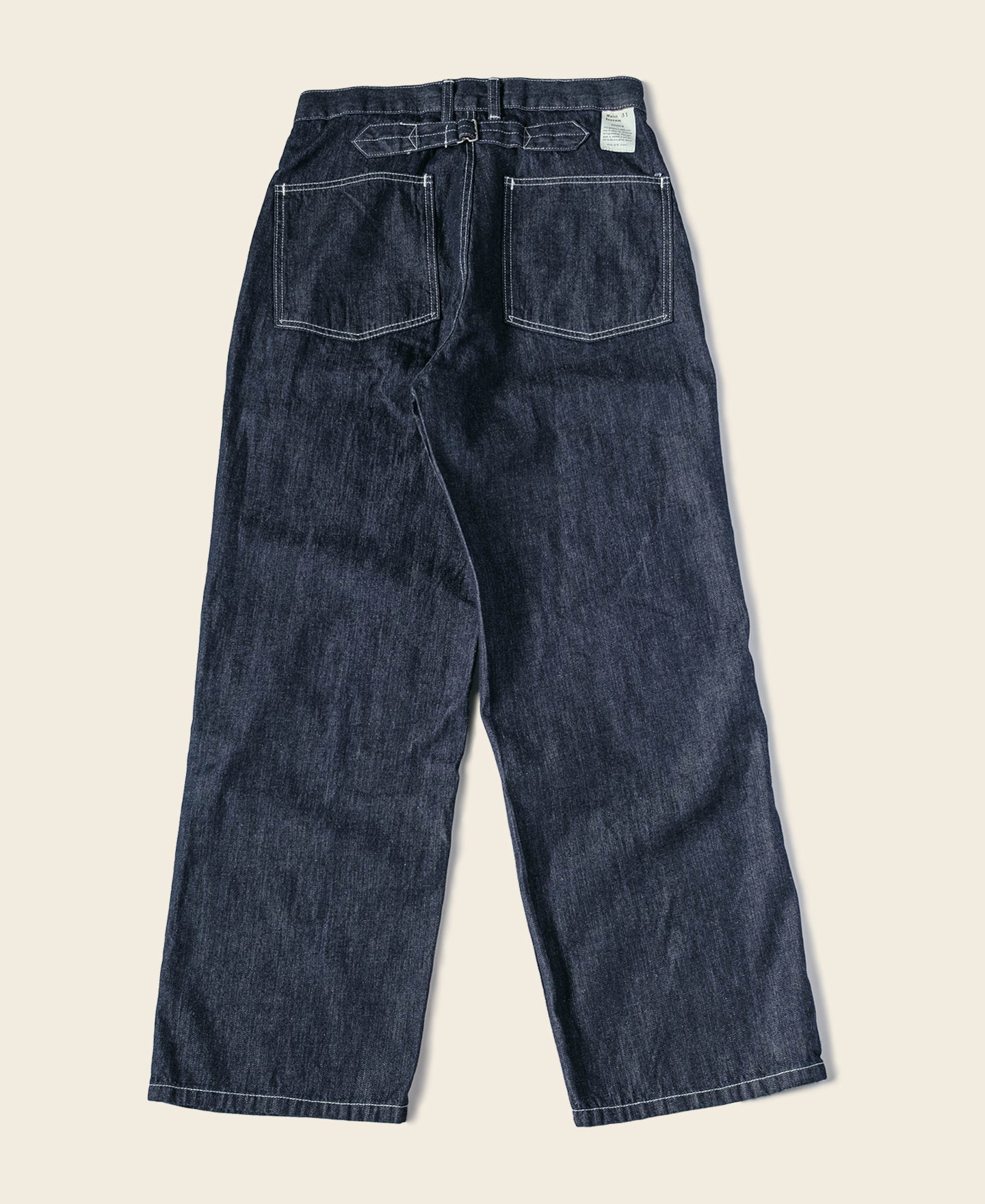 Jean en denim indigo coupe large style workwear avec surpiqûres contrastantes, poches plaquées et coupe fatigue