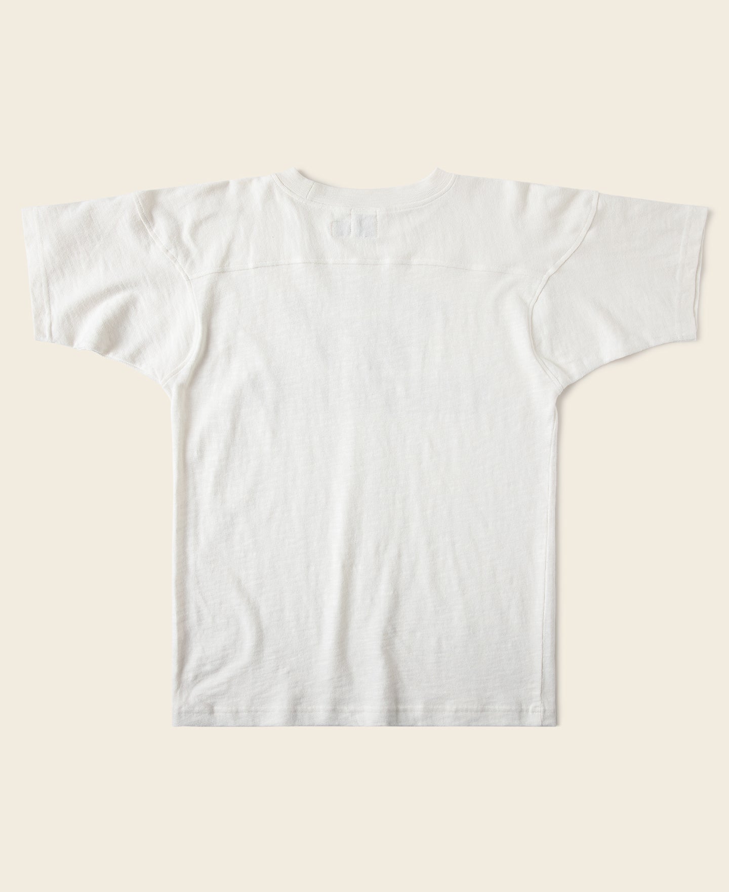 T-shirt blanc vintage à manches courtes avec imprimé graphique de football et épaules tombantes