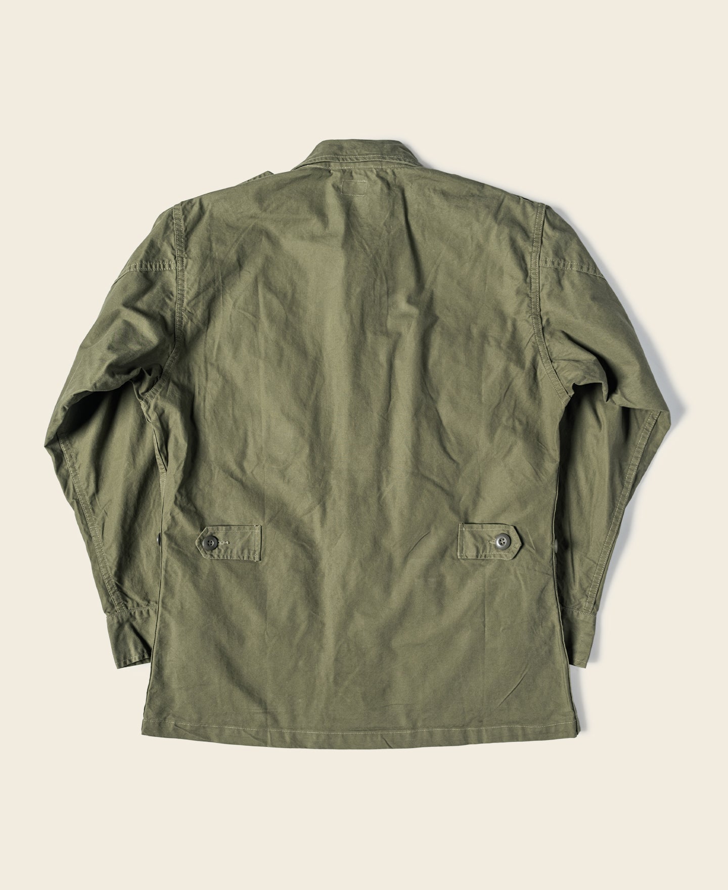 Veste militaire kaki avec quatre poches et fermeture boutonnée