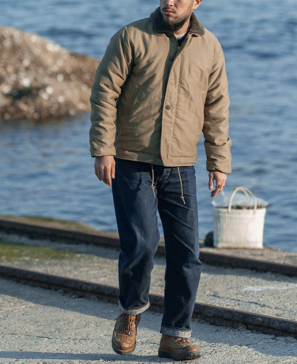 Veste de pont N-1 kaki style militaire avec col sherpa et boutonnage sur le devant pour homme