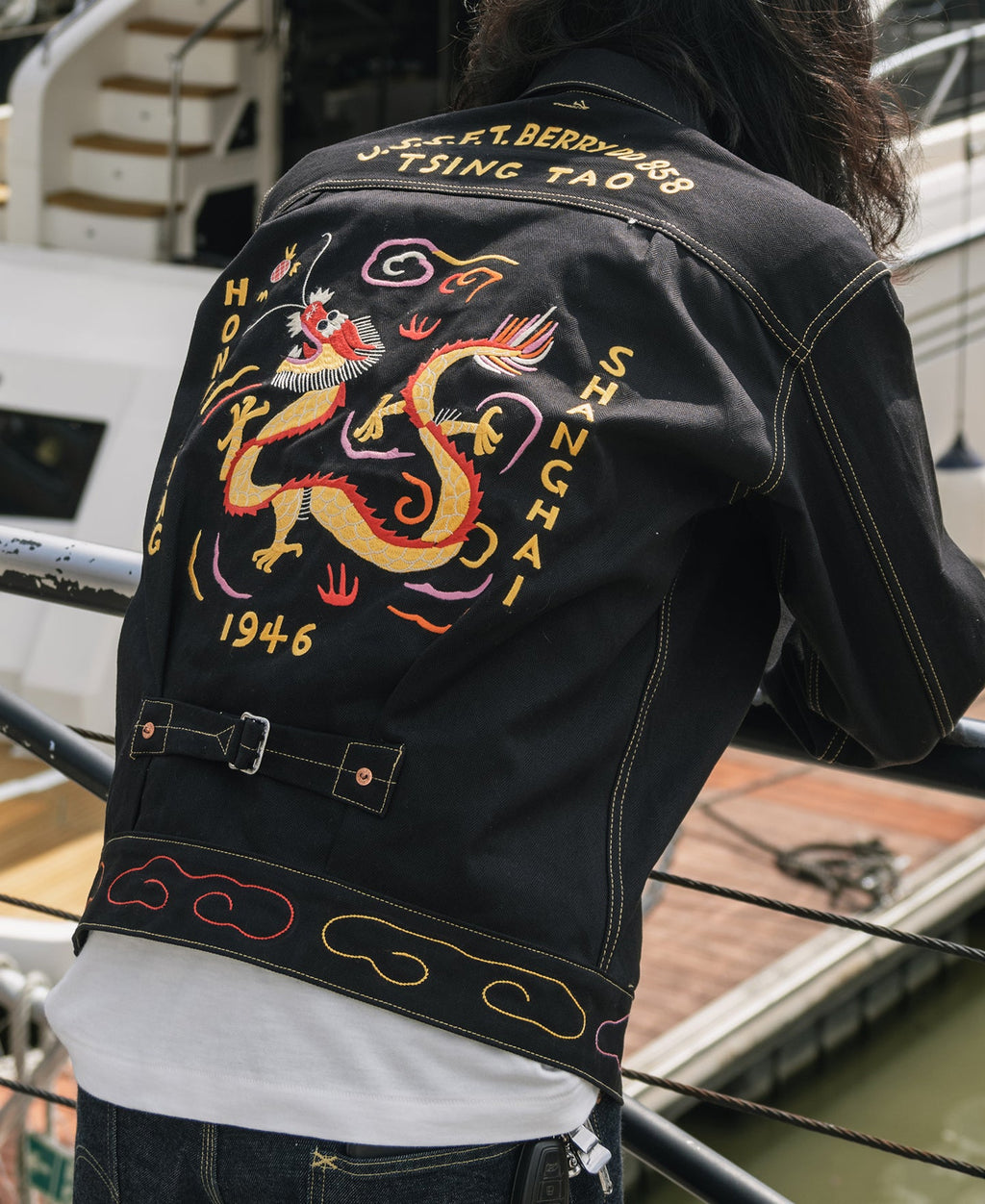 Veste de souvenir Dragon noir brodé surpiquée contrastante à boutons