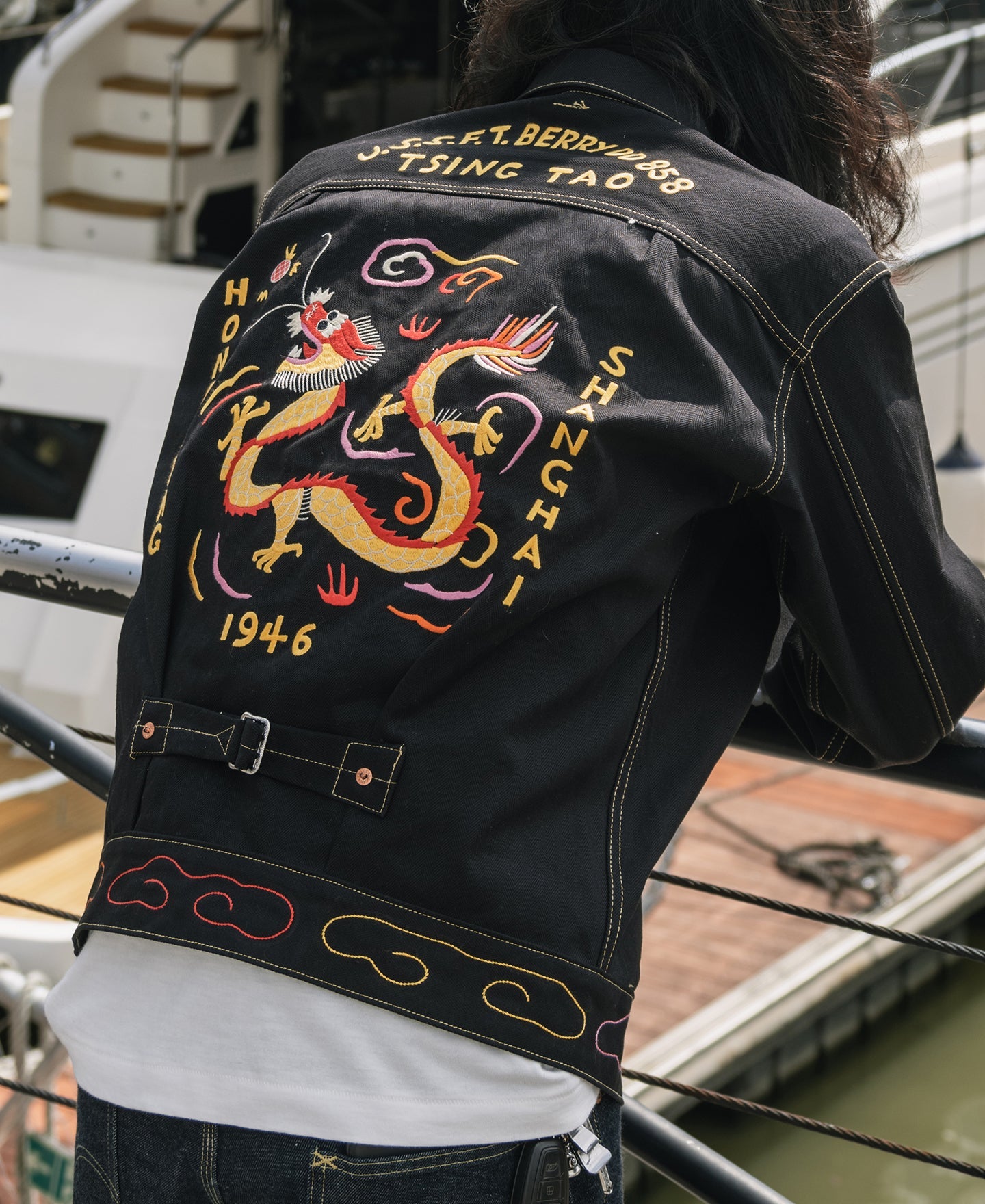Veste de souvenir Dragon noir brodé surpiquée contrastante à boutons