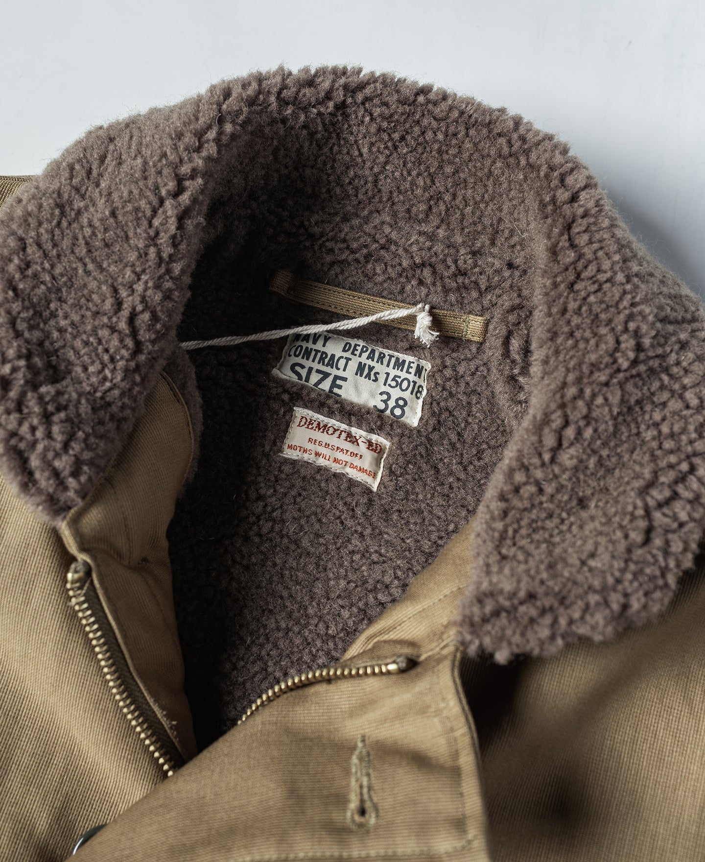 Veste de pont N-1 kaki style militaire avec col sherpa et boutonnage sur le devant pour homme