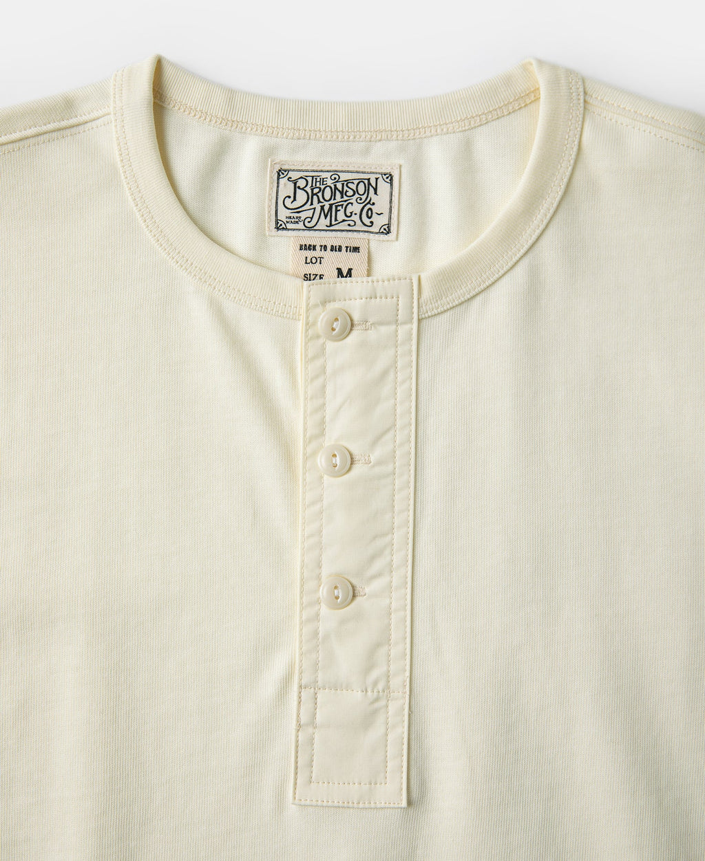 T-shirt en coton écru à manches courtes et col tunisien boutonné pour homme