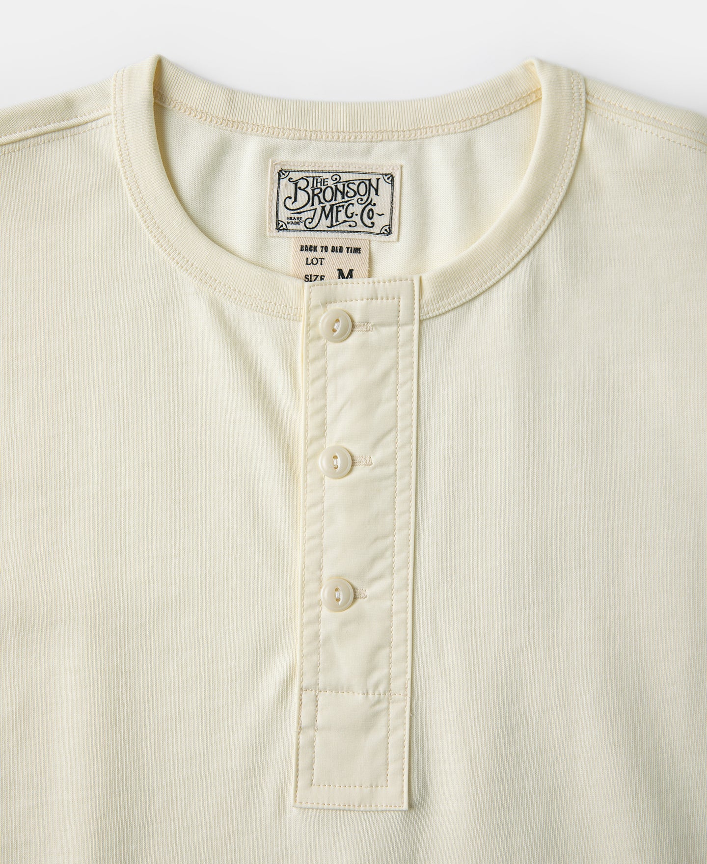 T-shirt en coton écru à manches courtes et col tunisien boutonné pour homme