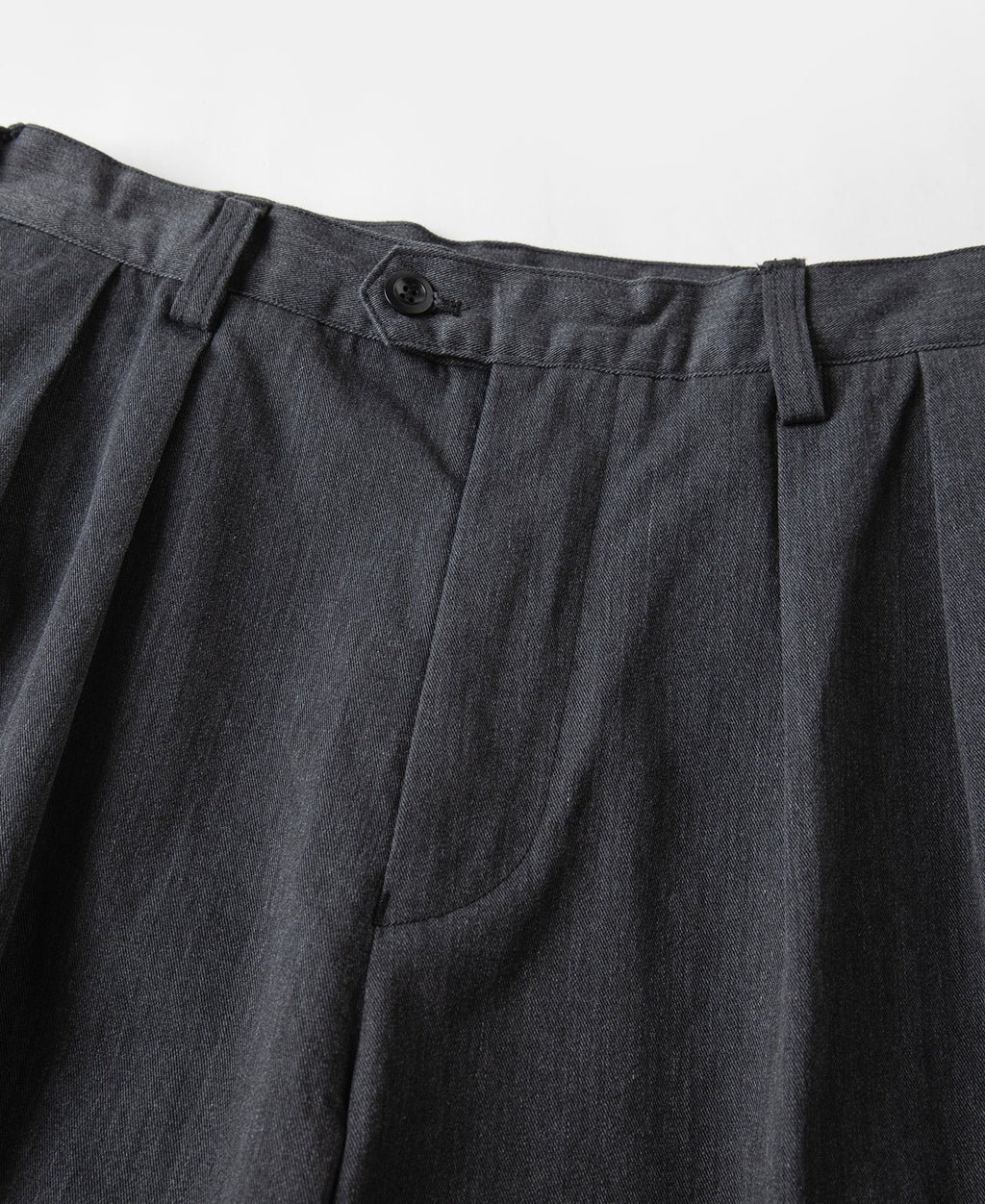 Pantalon chino gris foncé à double pli, taille haute, coupe fuselée vintage