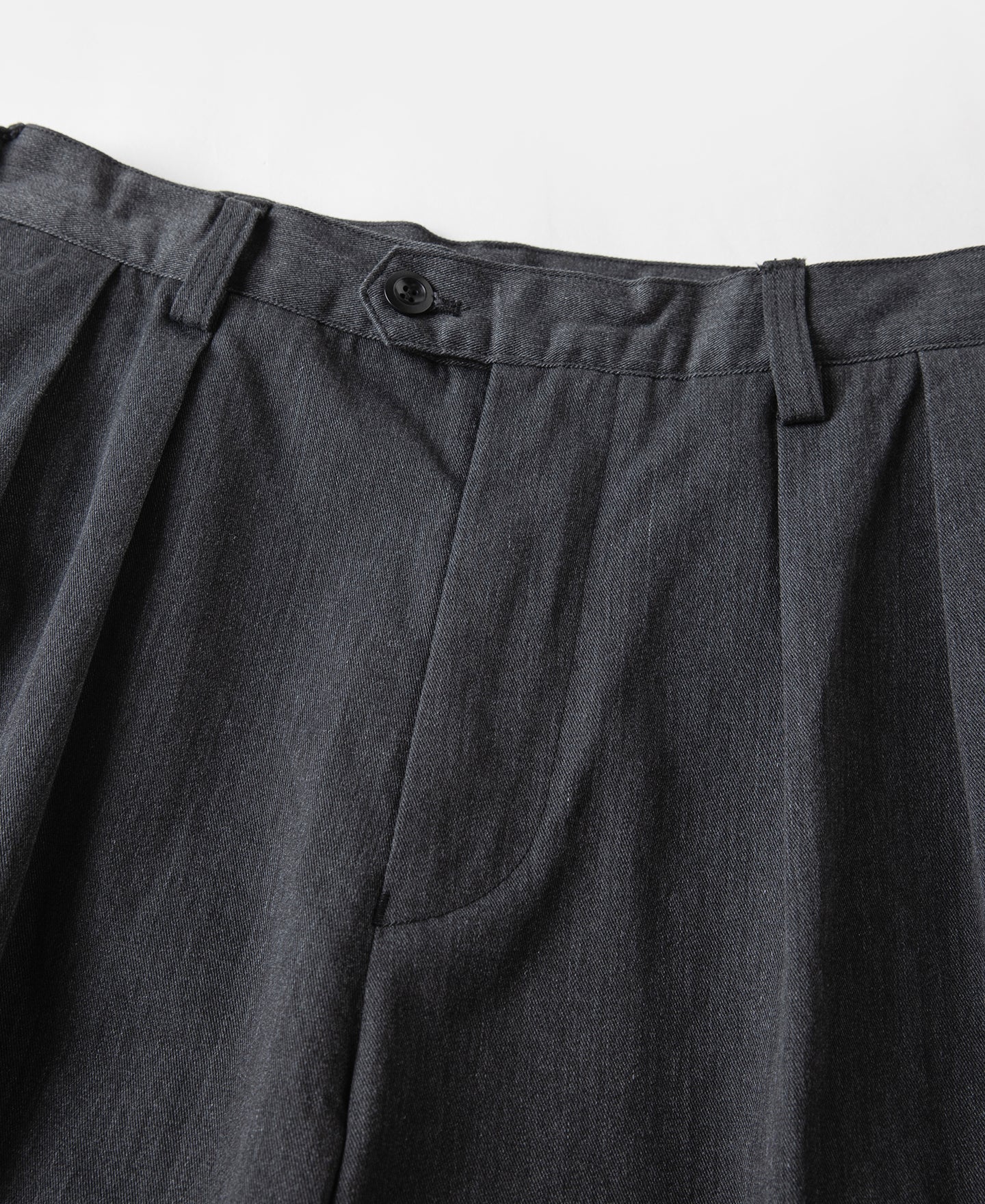 Pantalon chino gris foncé à double pli, taille haute, coupe fuselée vintage
