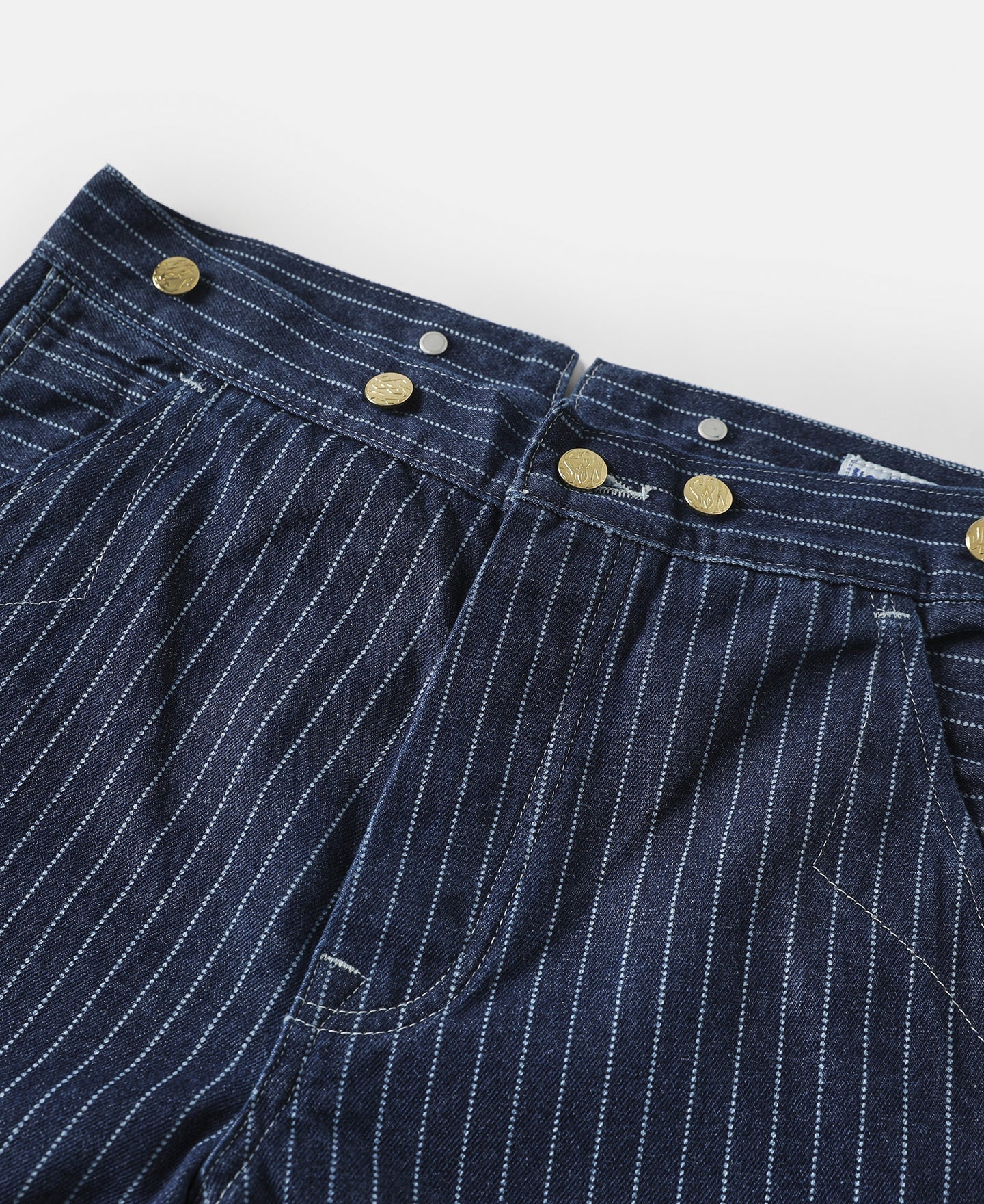 Pantalon de travail indigo à rayures fines, taille haute et boutons en laiton