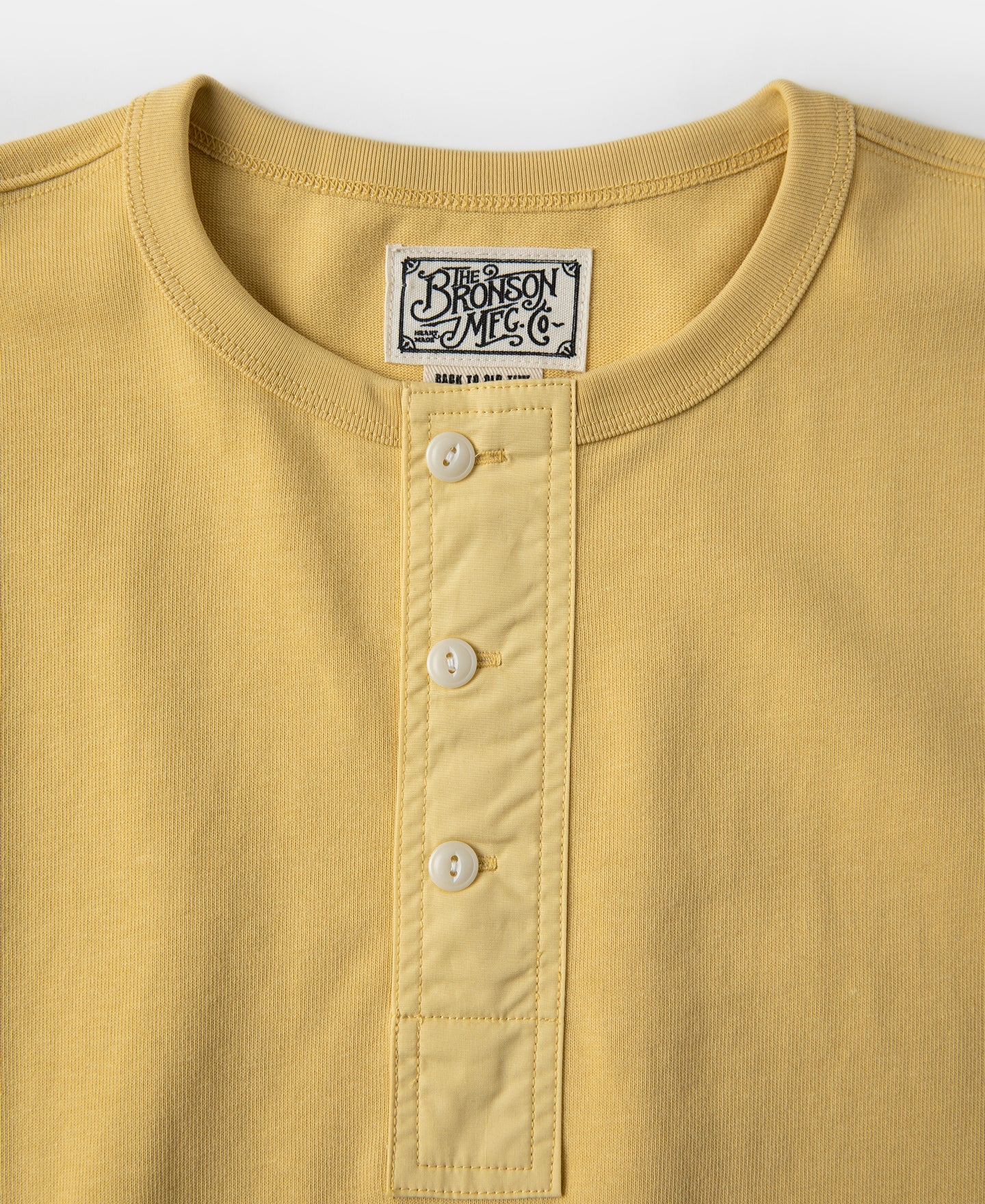 T-shirt Henley homme jaune à manches courtes et coupe slim en coton