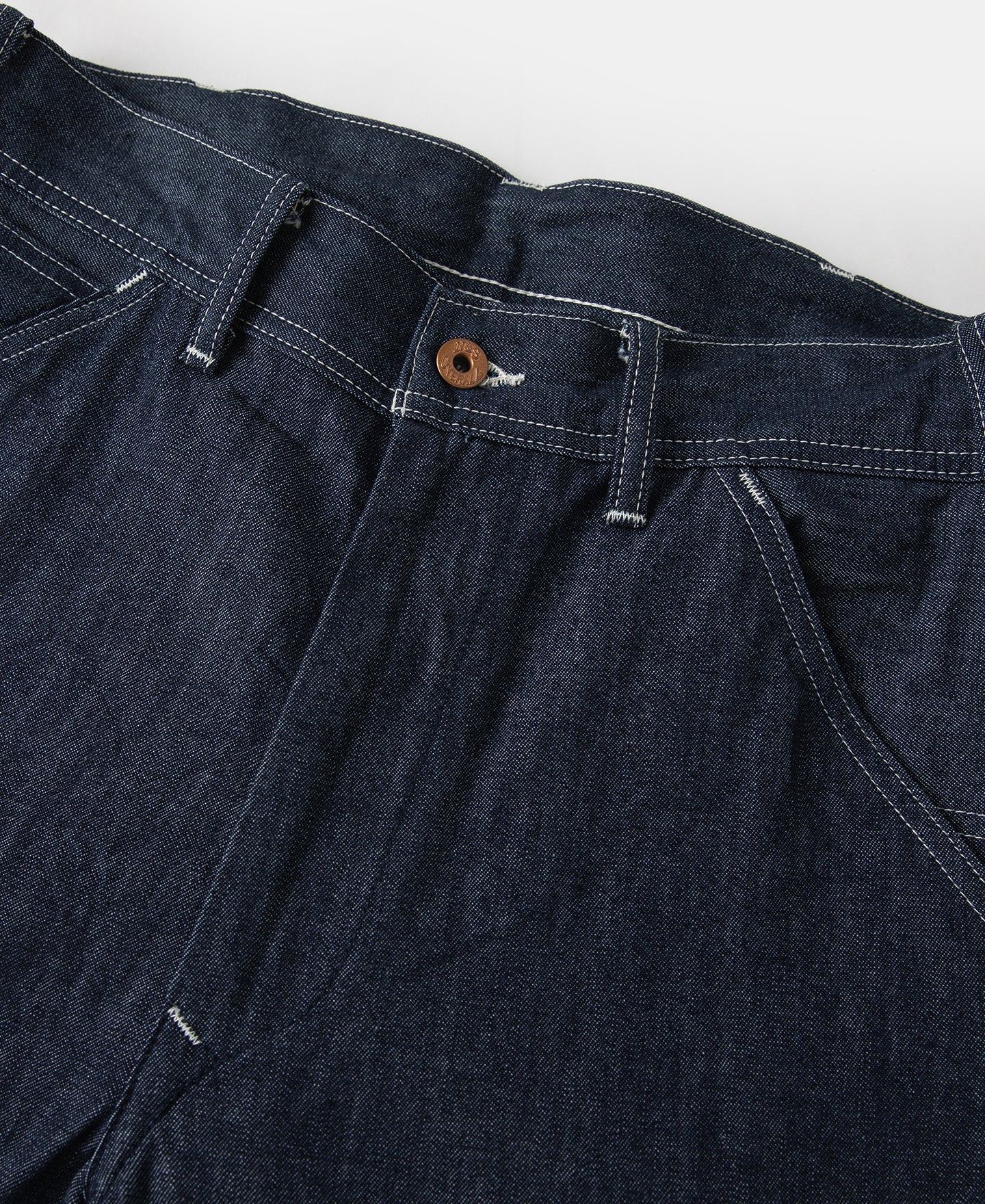 Jean toile indigo coupe large style peintre avec surpiqûres contrastantes