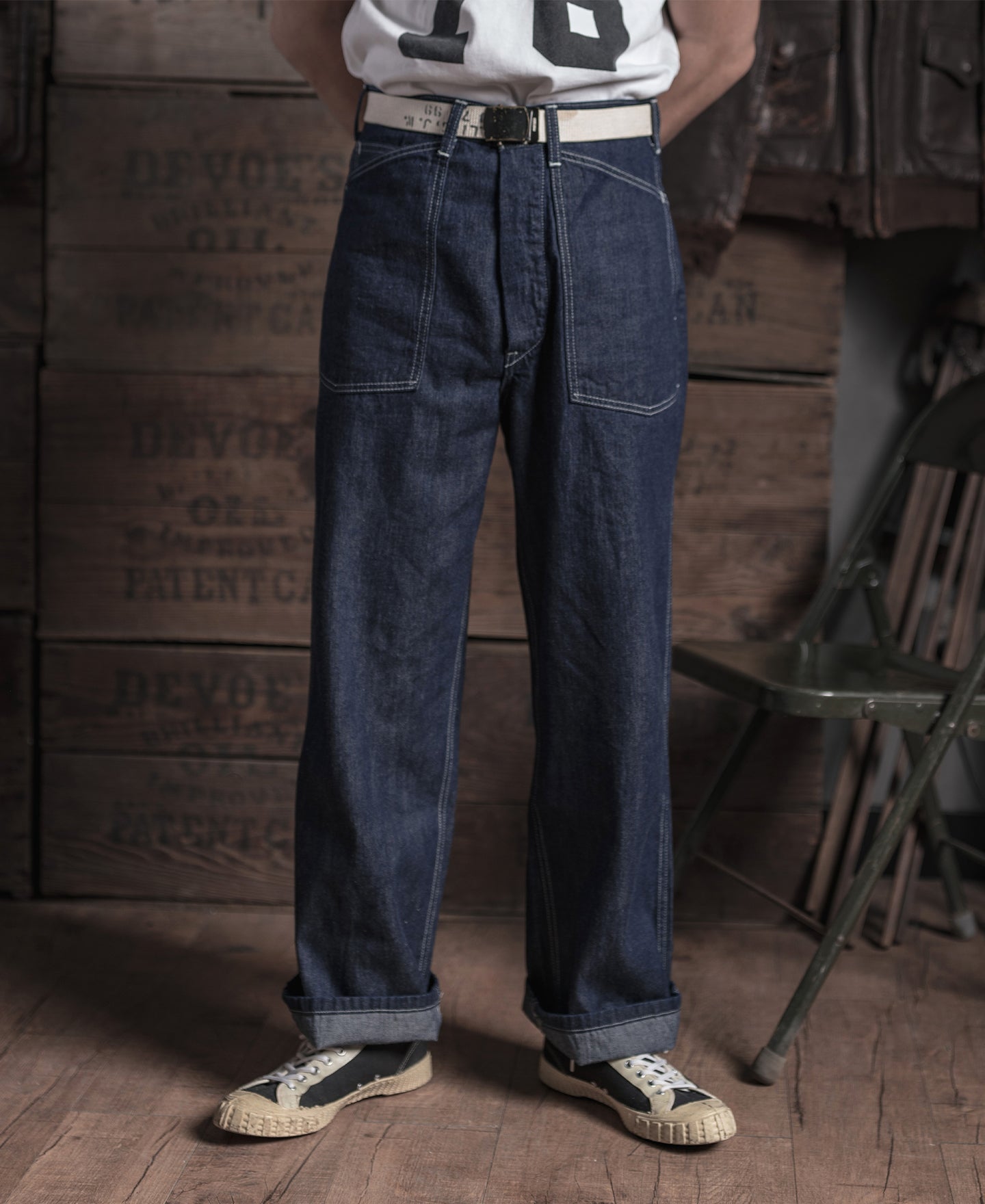 Jean en denim indigo coupe large style workwear avec surpiqûres contrastantes, poches plaquées et coupe fatigue