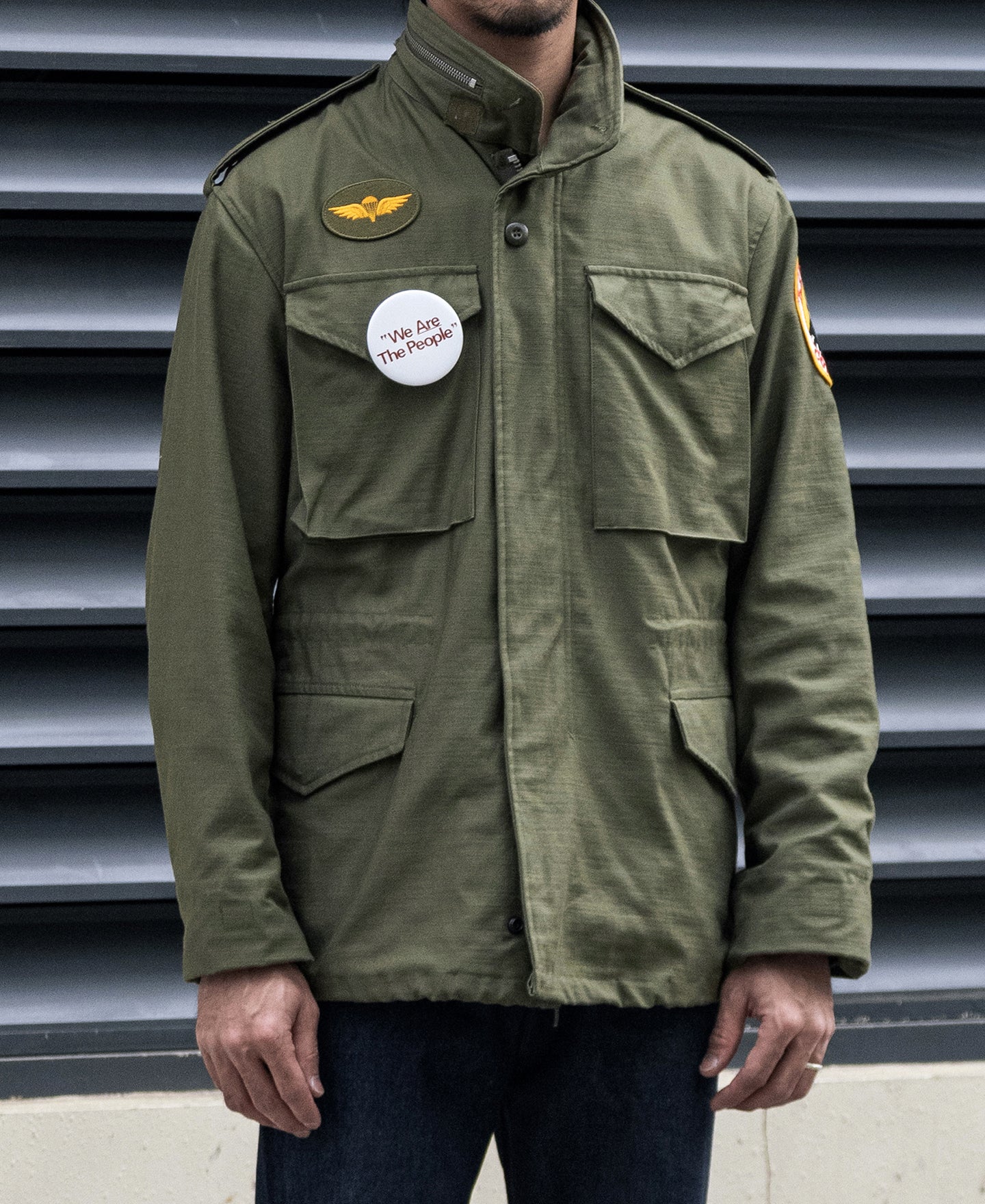 Veste militaire M-65 vert olive avec écussons brodés