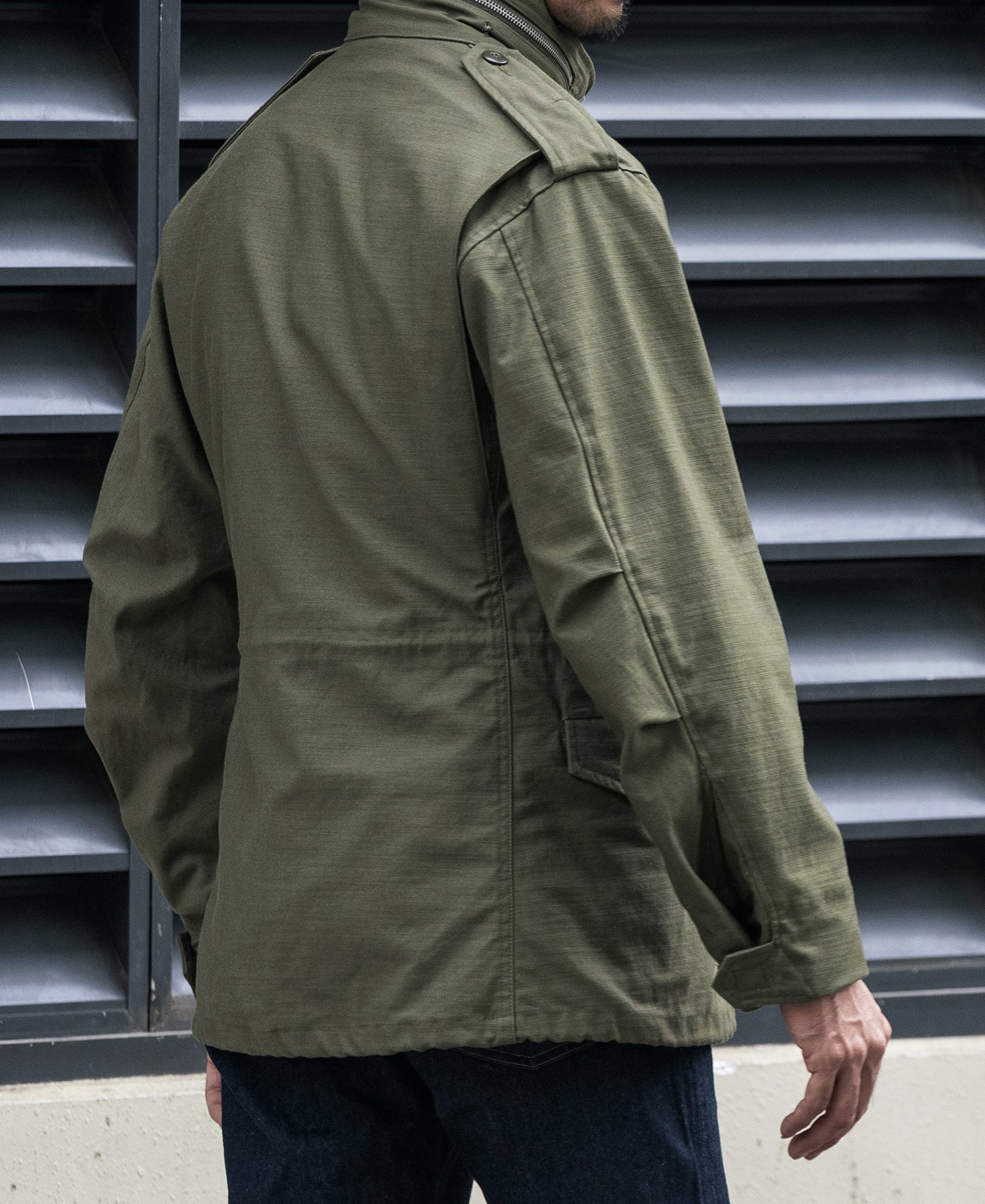 Veste militaire M-65 vert olive avec écussons brodés