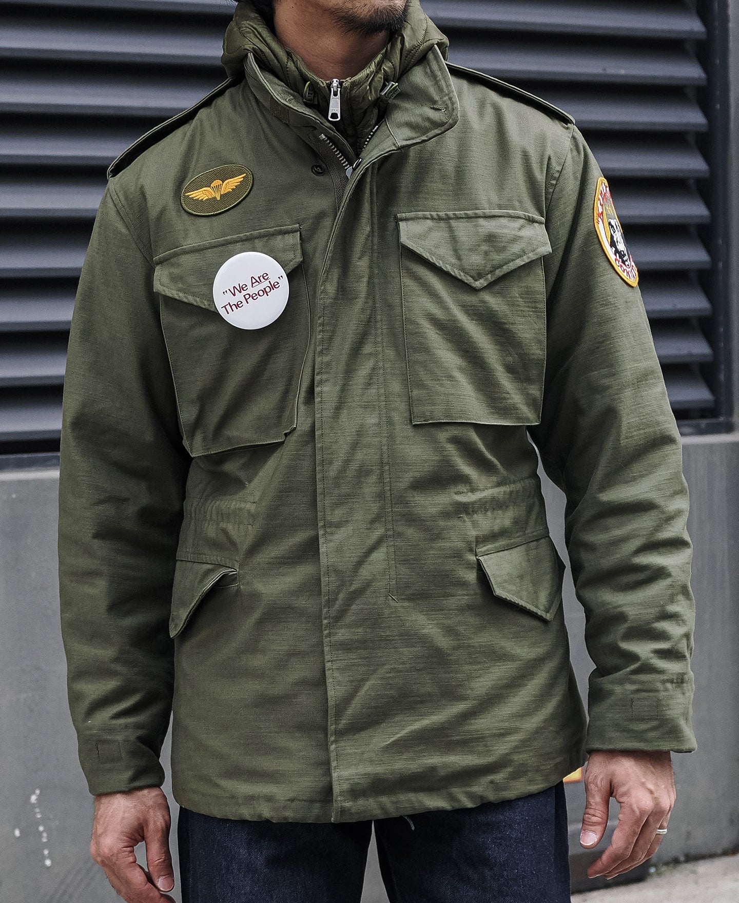 Veste militaire M-65 vert olive avec écussons brodés