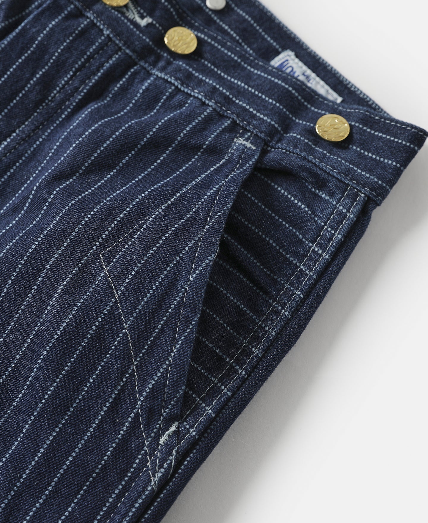 Pantalon de travail indigo à rayures fines, taille haute et boutons en laiton