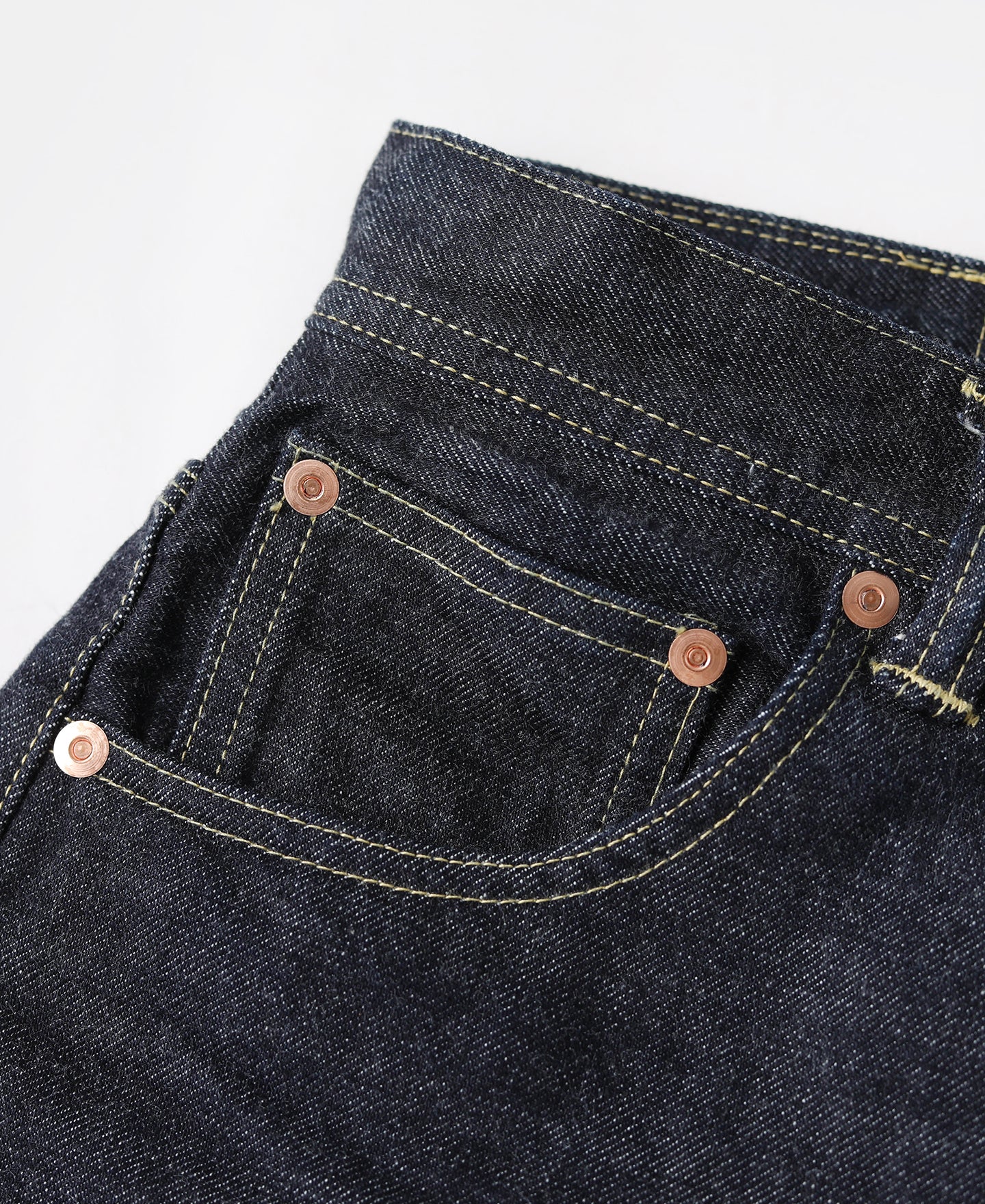 Jean large en denim selvedge indigo coupe décontractée avec revers
