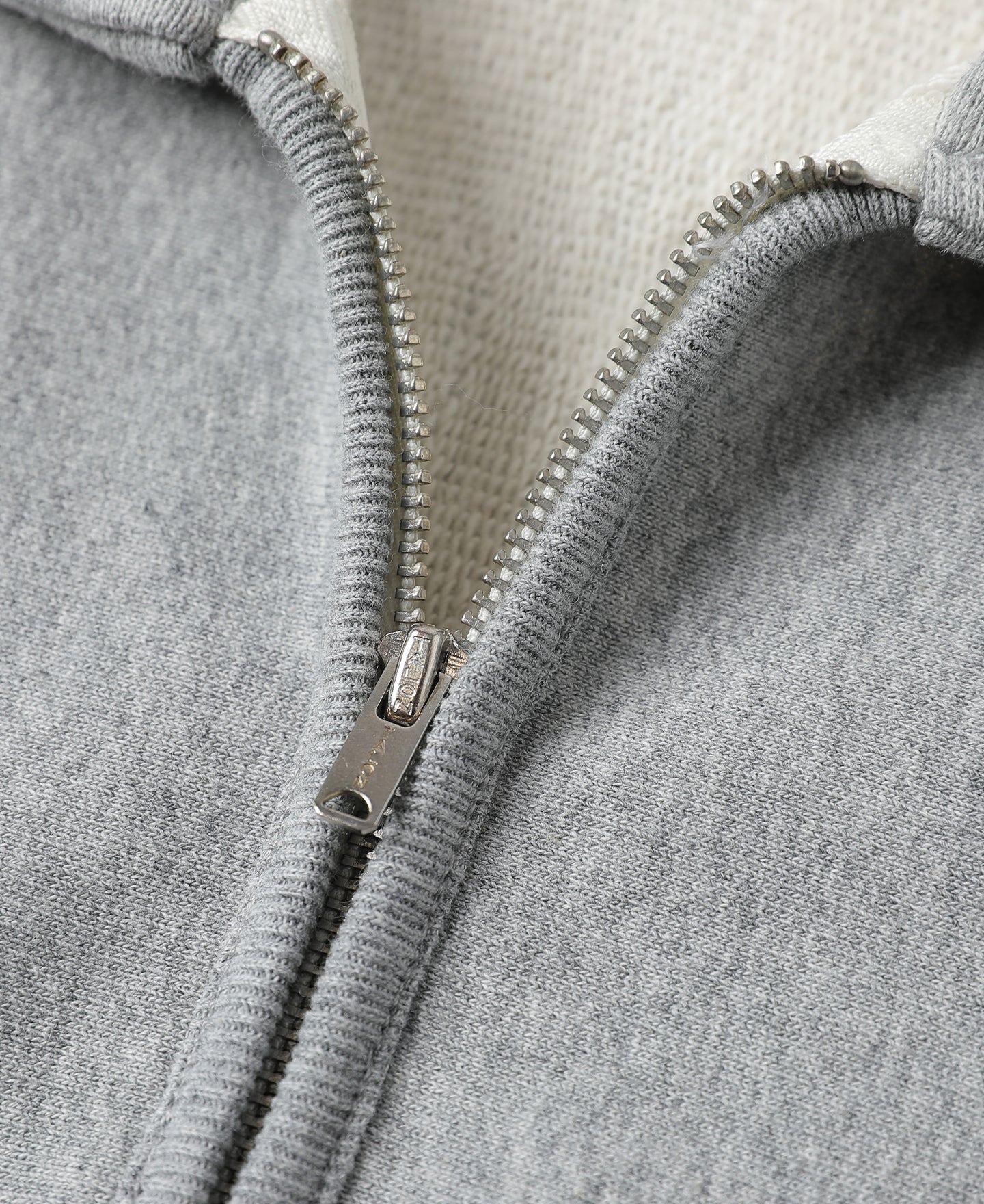 Sweat-shirt vintage demi-zip avec motif universitaire gris