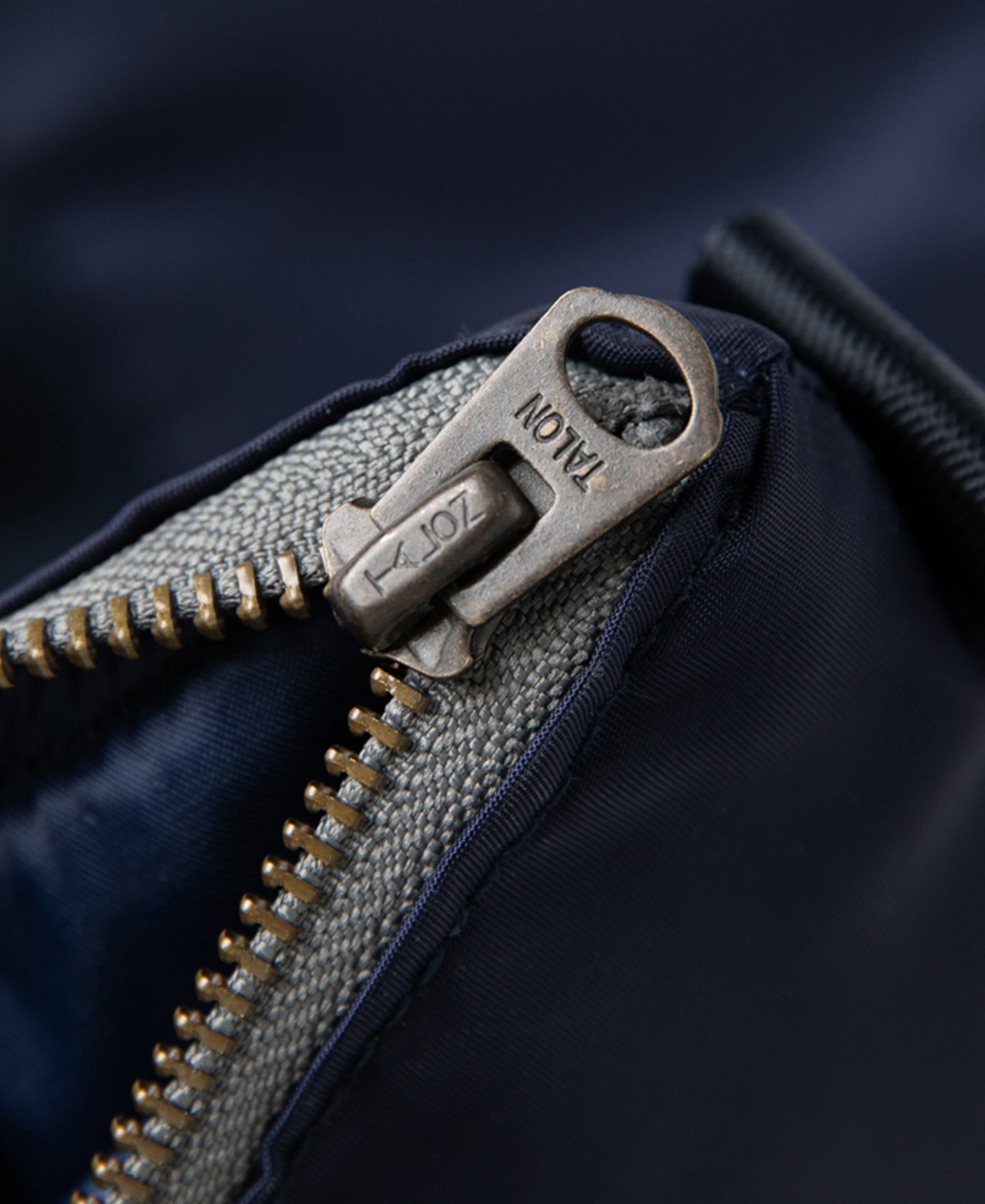 Sac cabas en nylon marine avec bandoulière amovible et doubles poignées