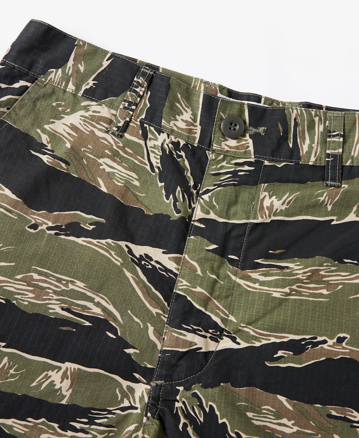 Short cargo vert et noir style militaire camouflage à rayures tigrées pour homme