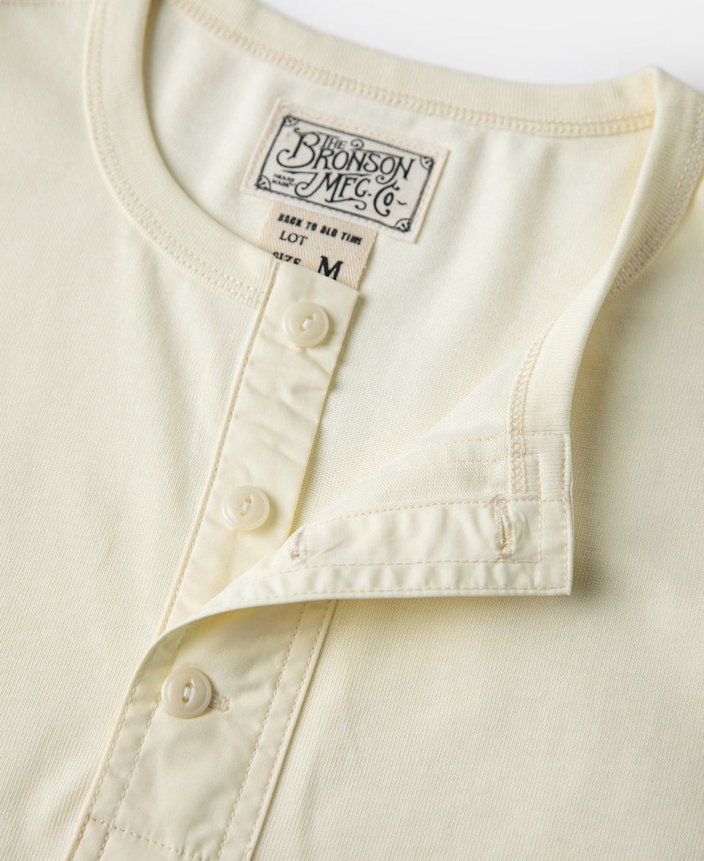 T-shirt en coton écru à manches courtes et col tunisien boutonné pour homme