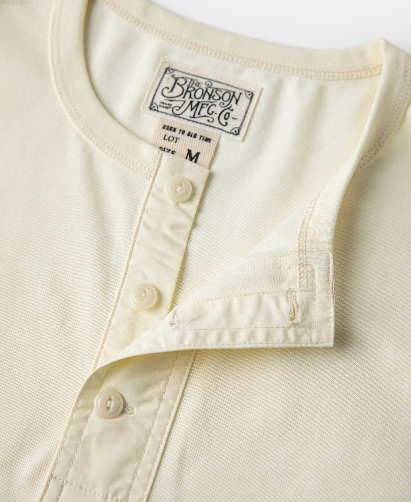 T-shirt en coton écru à manches courtes et col tunisien boutonné pour homme