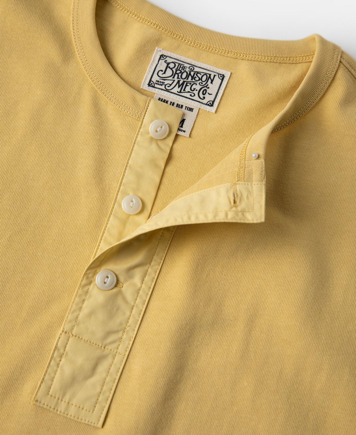 T-shirt Henley homme jaune à manches courtes et coupe slim en coton