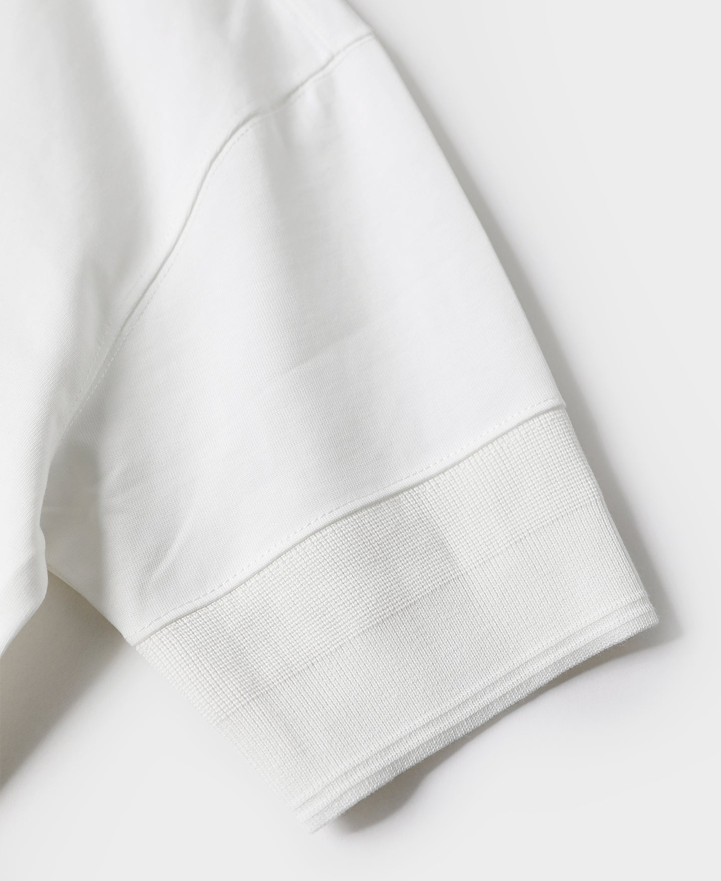 T-shirt à col Henley à manches courtes, patte de boutonnage blanche, coupe ajustée