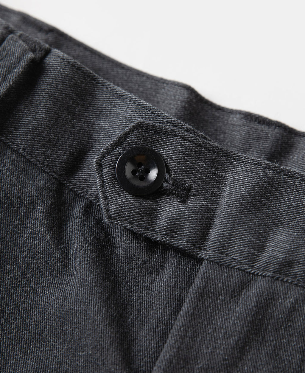 Pantalon chino gris foncé à double pli, taille haute, coupe fuselée vintage