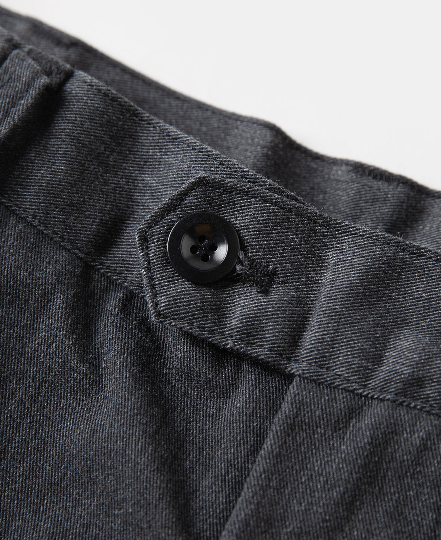 Pantalon chino gris foncé à double pli, taille haute, coupe fuselée vintage