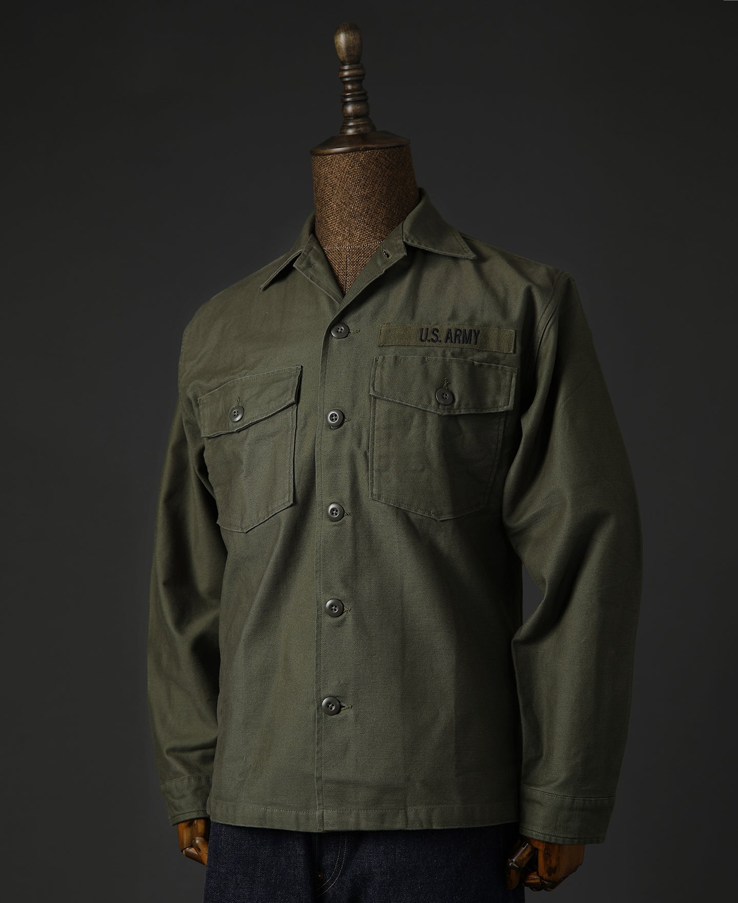 Chemise boutonnée en coton à manches longues et coupe militaire vert olive