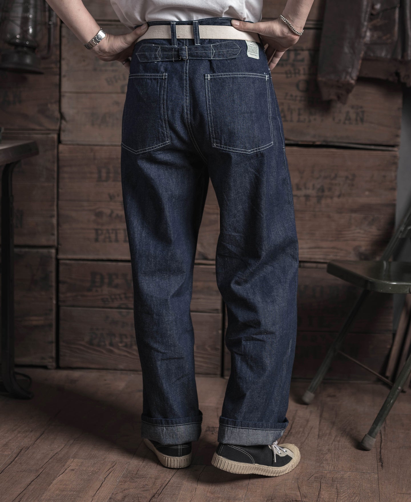 Jean en denim indigo coupe large style workwear avec surpiqûres contrastantes, poches plaquées et coupe fatigue