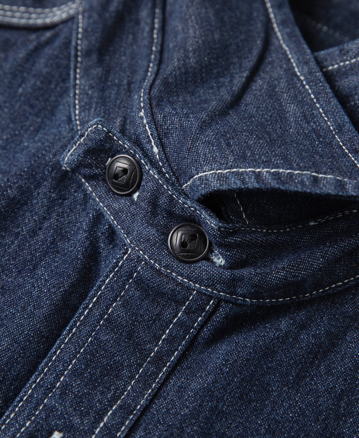 Chemise de travail à manches longues en denim bleu épais avec poches poitrine