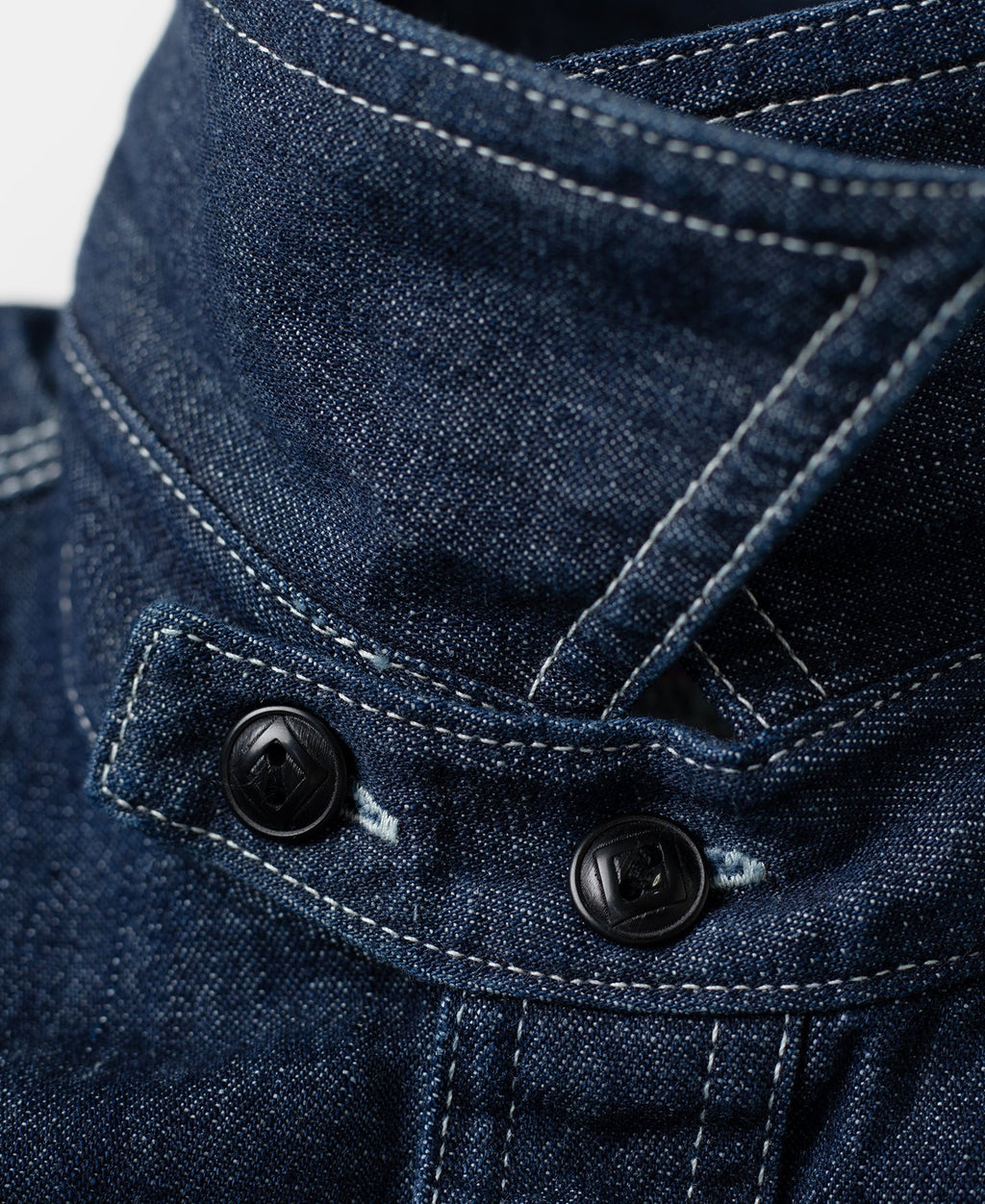 Chemise de travail Indigo en jean à manches longues, poches poitrine et boutonnage.