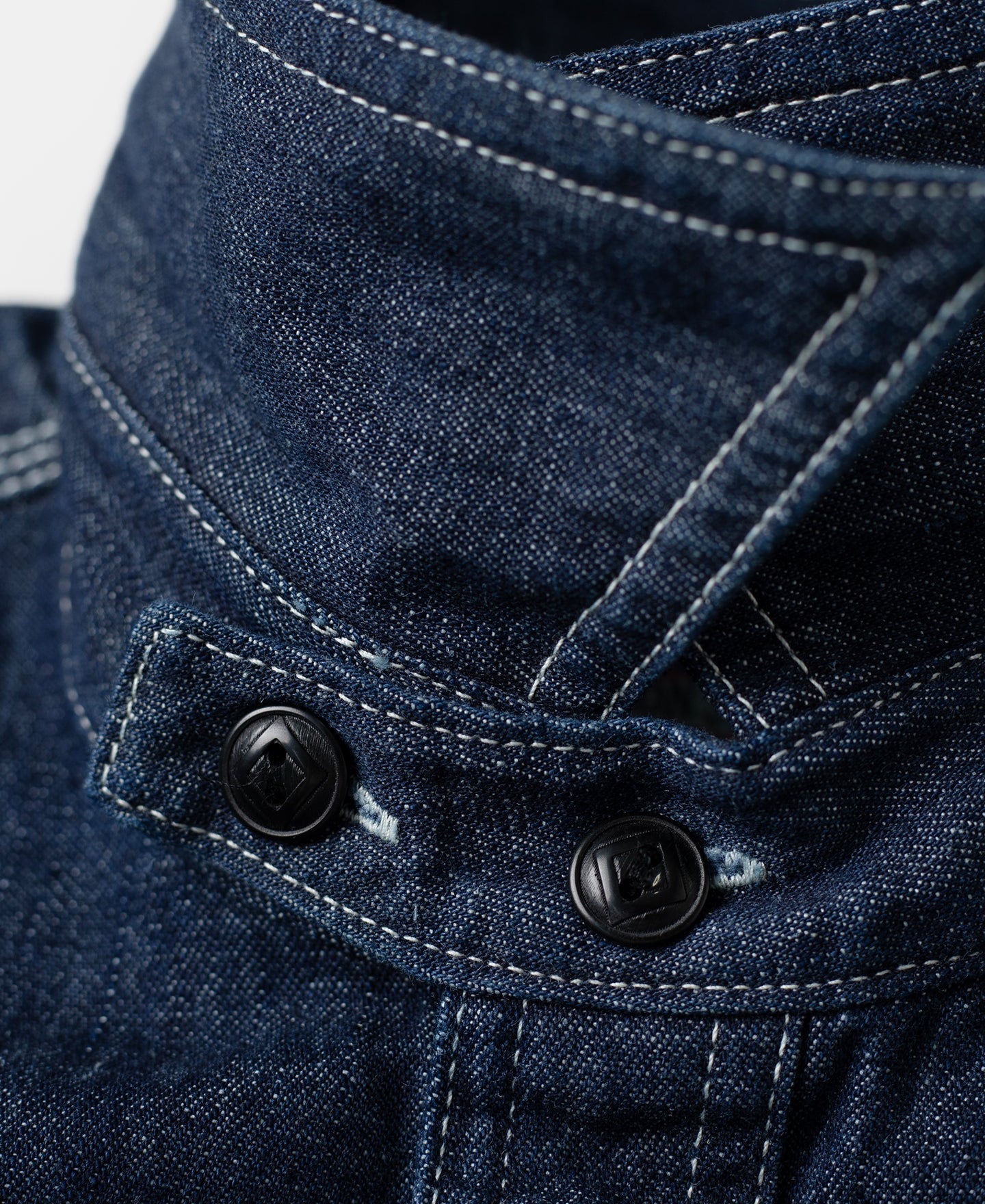 Chemise de travail Indigo en jean à manches longues, poches poitrine et boutonnage.