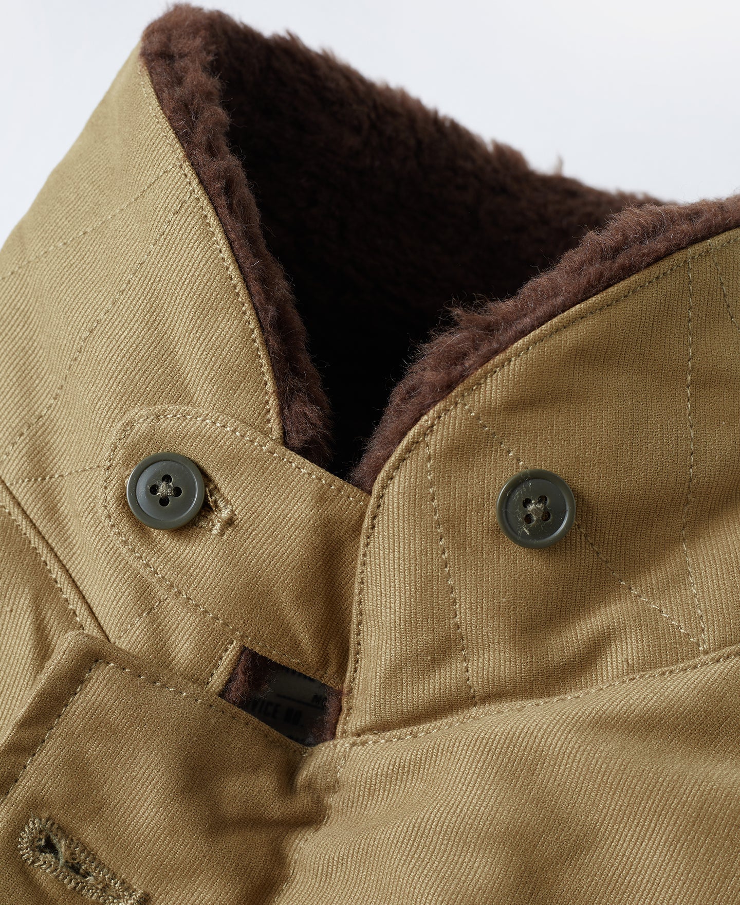 Veste militaire vintage kaki à col sherpa marron et boutonnage frontal pour homme