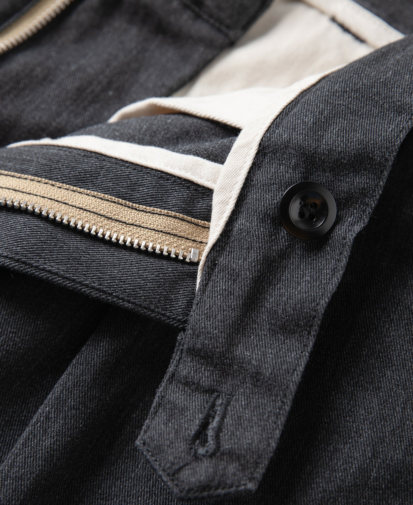 Pantalon chino gris foncé à double pli, taille haute, coupe fuselée vintage