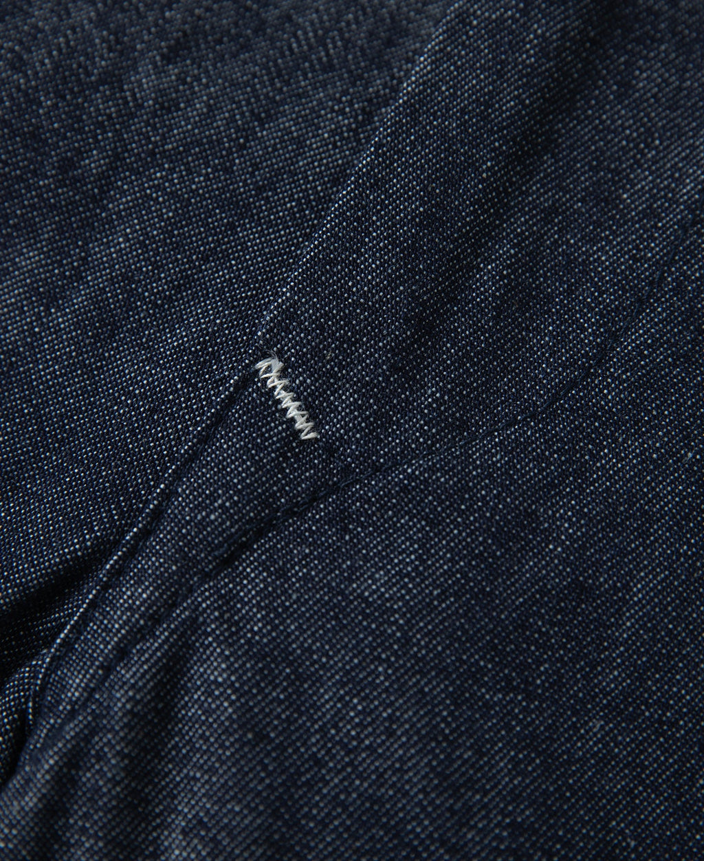 Jean toile indigo coupe large style peintre avec surpiqûres contrastantes