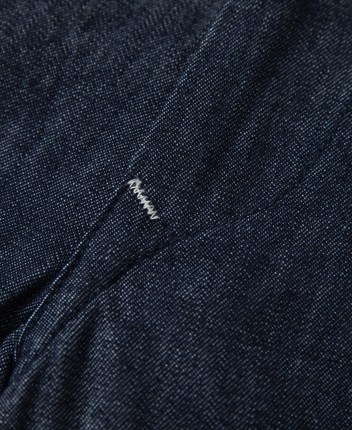 Jean toile indigo coupe large style peintre avec surpiqûres contrastantes