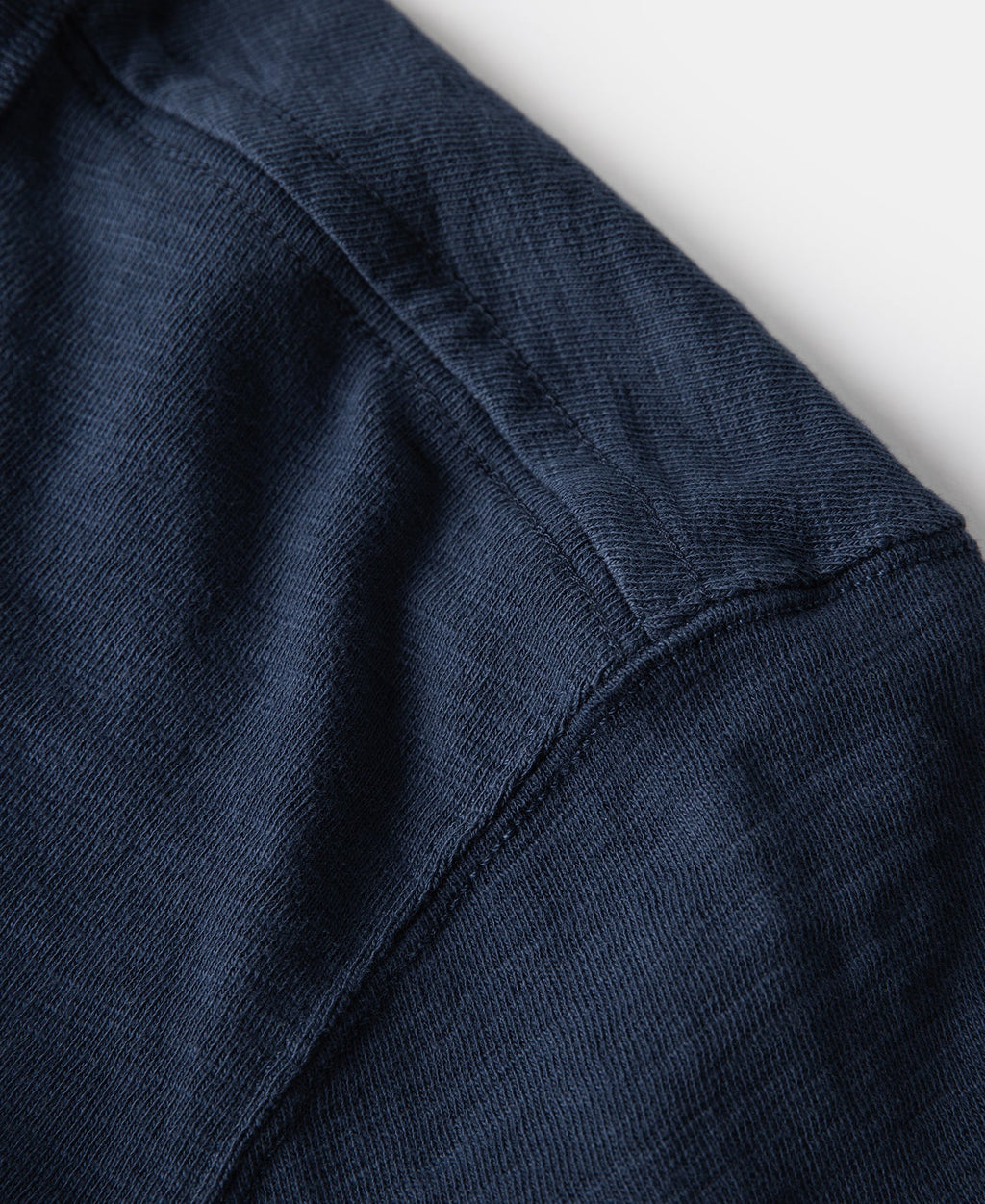 T-shirt tubulaire en coton lourd indigo à soufflet et col ras du cou, manches courtes