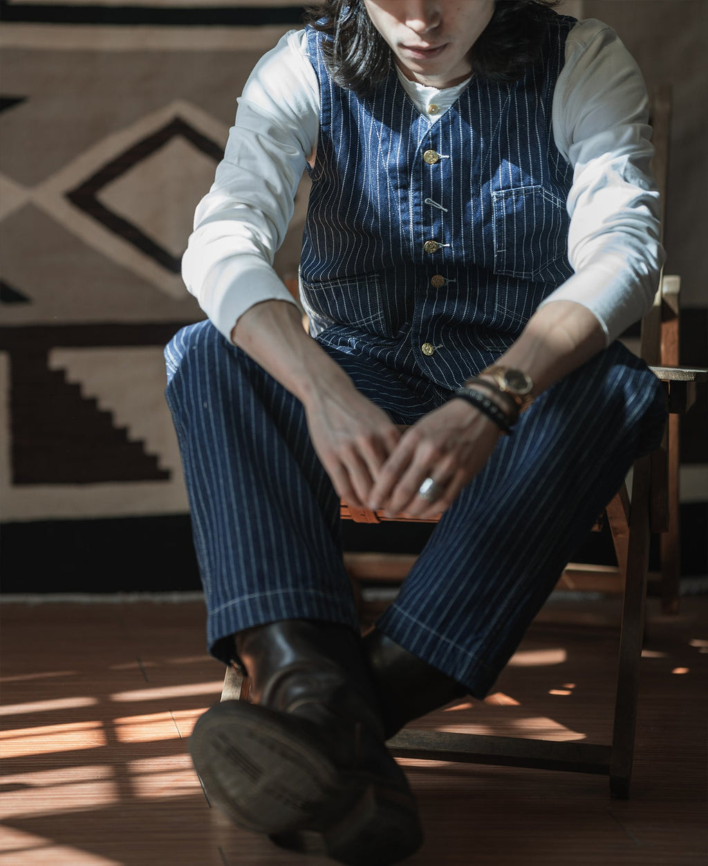 Gilet de travail sans manches à col en V, rayé indigo, avec poches multiples et fermeture boutonnée