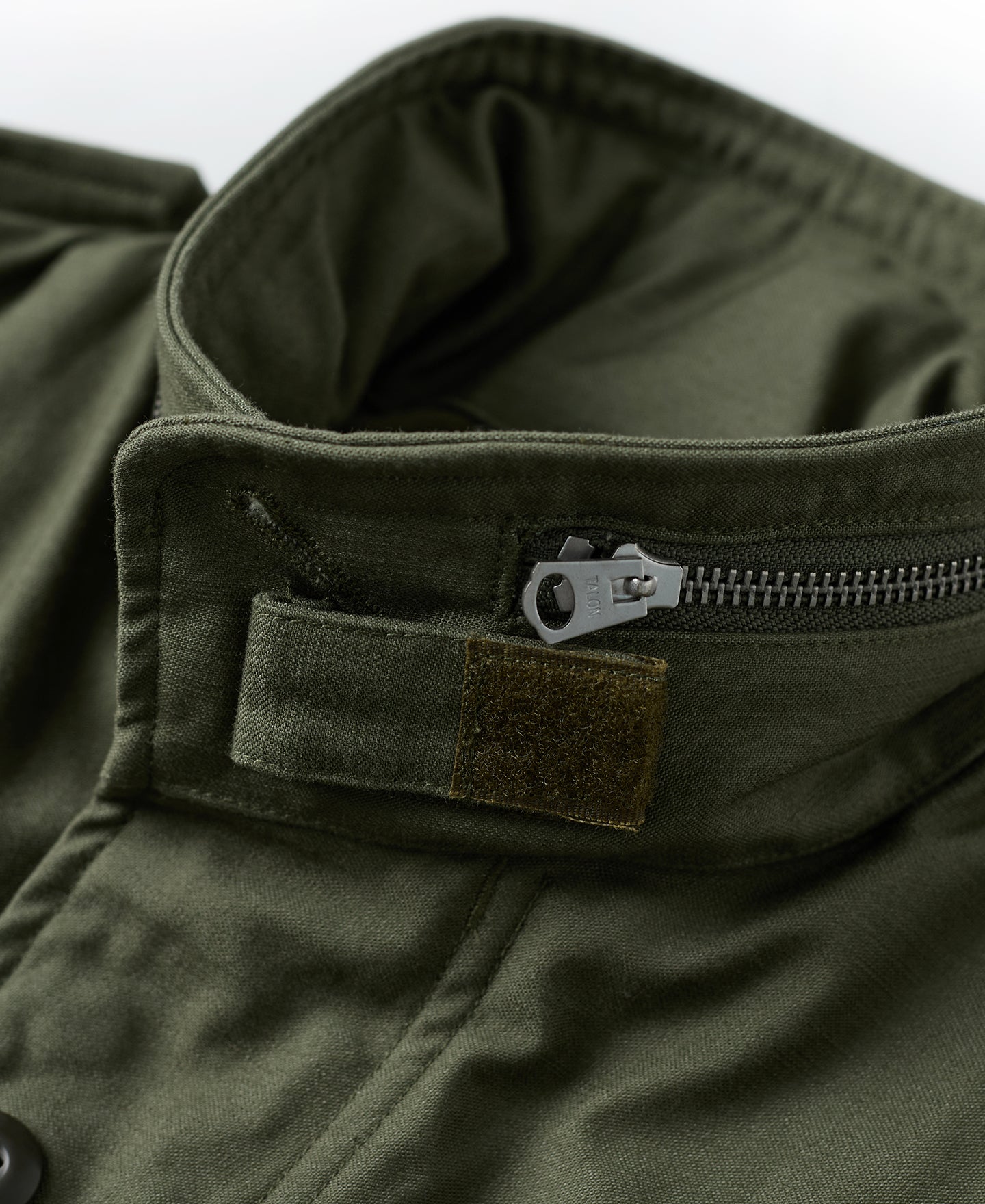 Veste militaire M-65 vert olive avec écussons brodés