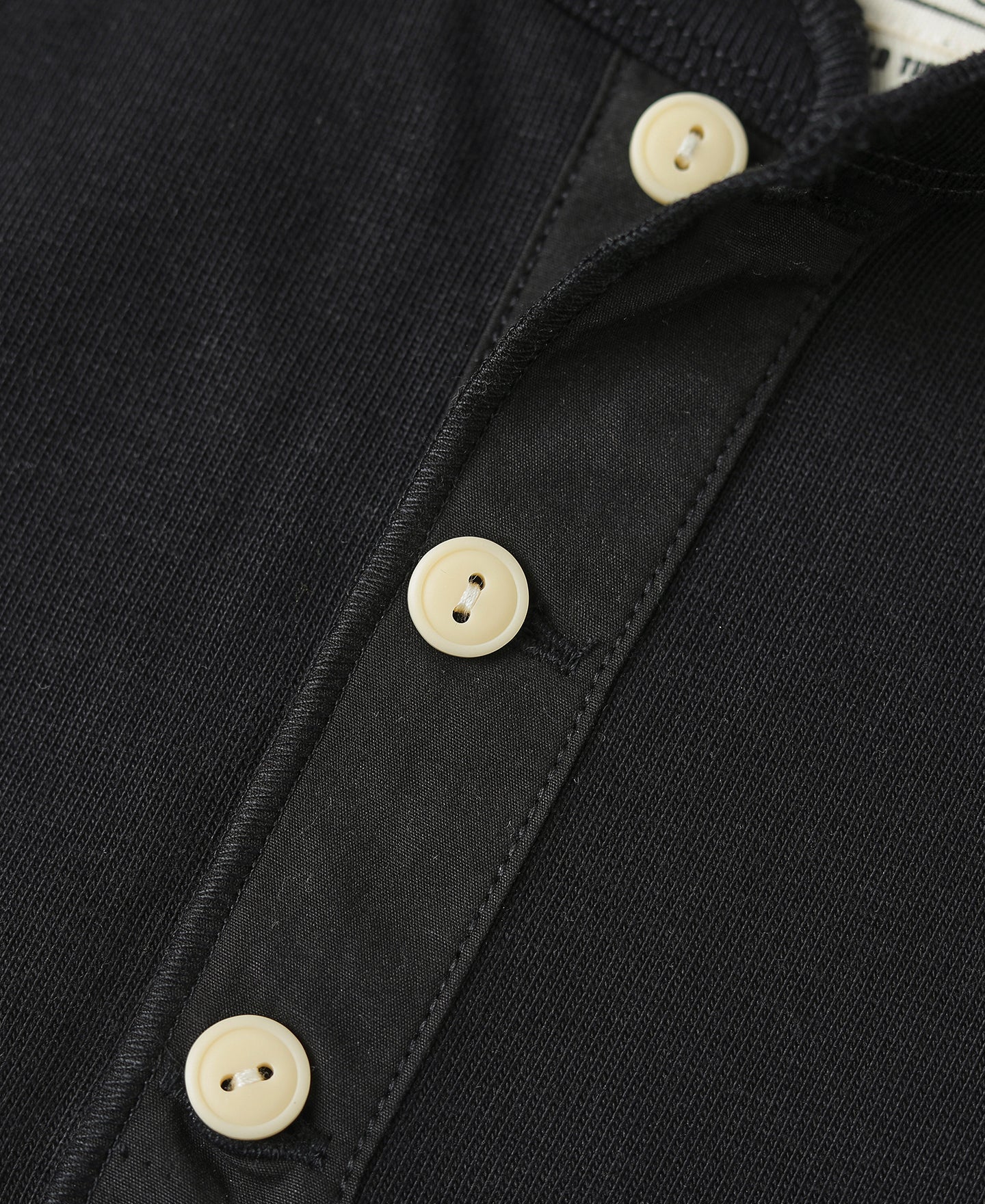 T-shirt Henley homme noir à manches longues coupe ajustée en coton