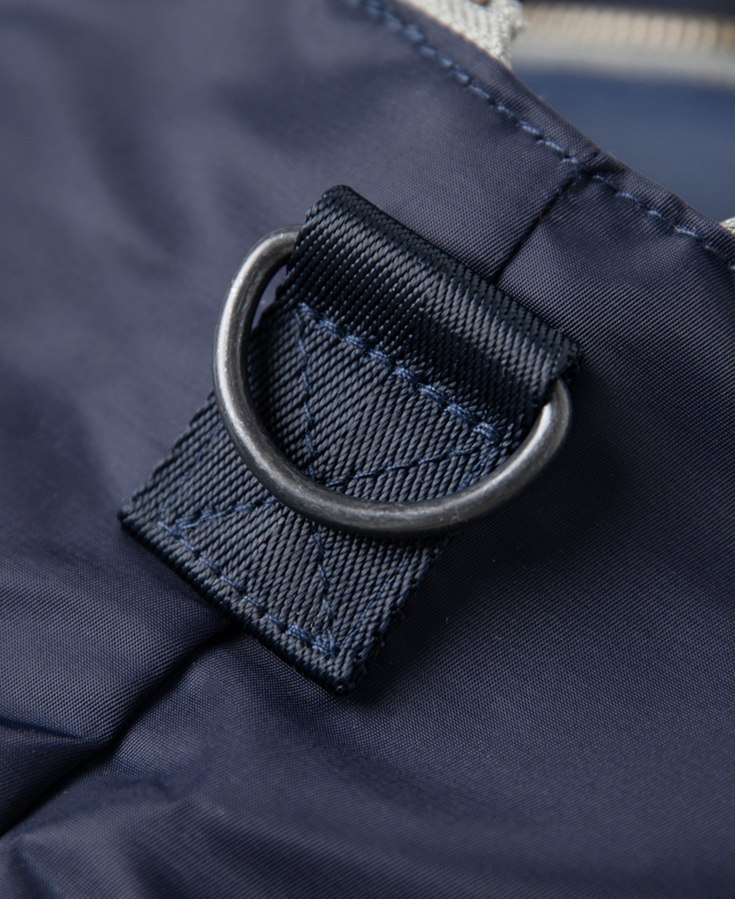 Sac cabas en nylon marine avec bandoulière amovible et doubles poignées