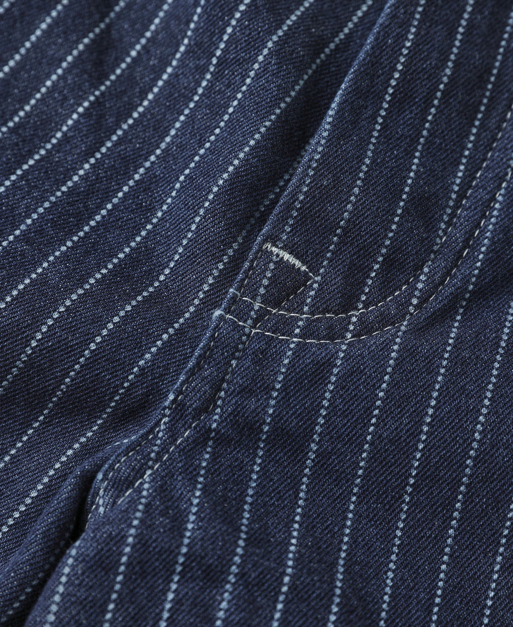 Pantalon de travail indigo à rayures fines, taille haute et boutons en laiton