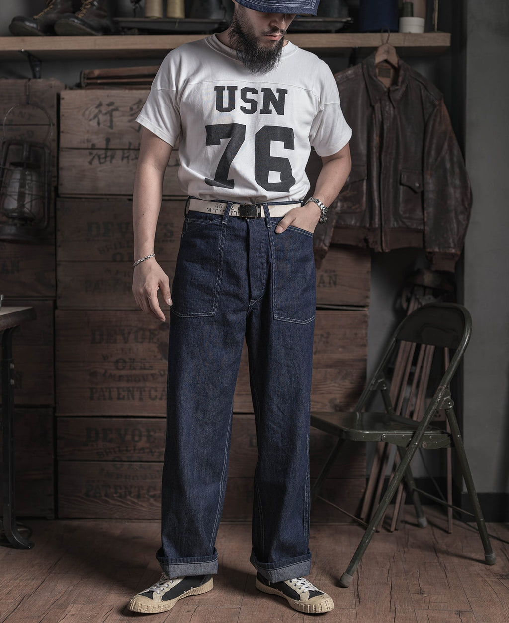 Jean en denim indigo coupe large style workwear avec surpiqûres contrastantes, poches plaquées et coupe fatigue