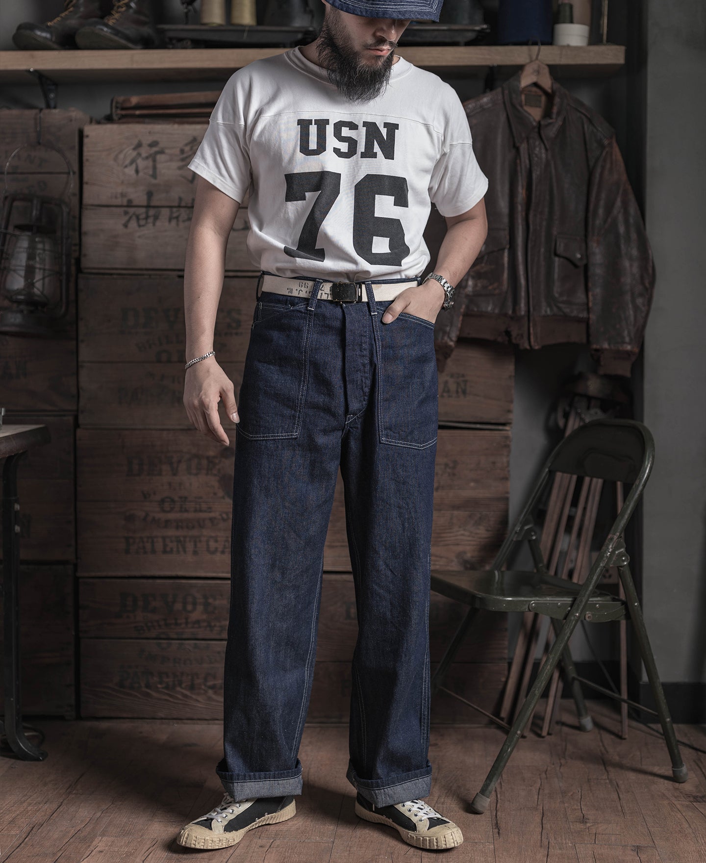 Jean en denim indigo coupe large style workwear avec surpiqûres contrastantes, poches plaquées et coupe fatigue