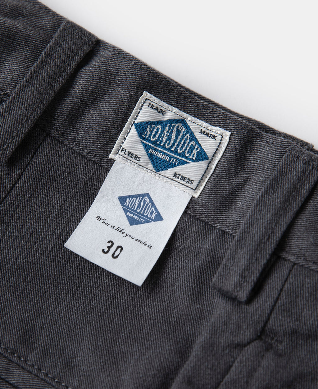 Pantalon chino gris foncé à double pli, taille haute, coupe fuselée vintage