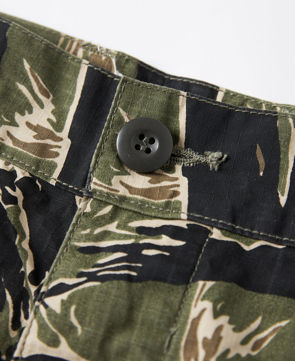 Short cargo vert et noir style militaire camouflage à rayures tigrées pour homme