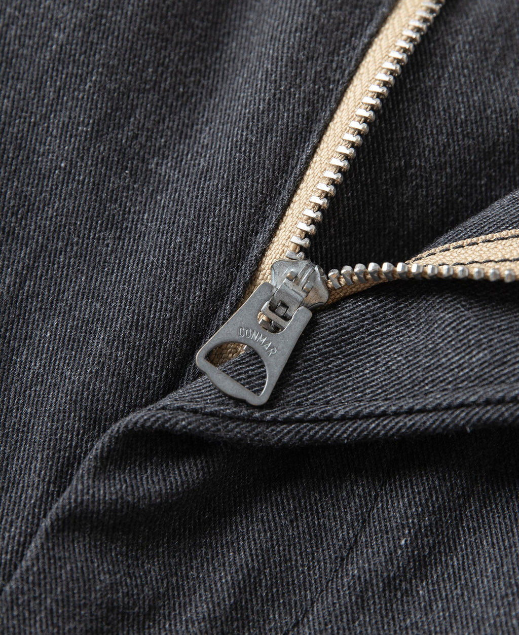 Pantalon chino gris foncé à double pli, taille haute, coupe fuselée vintage