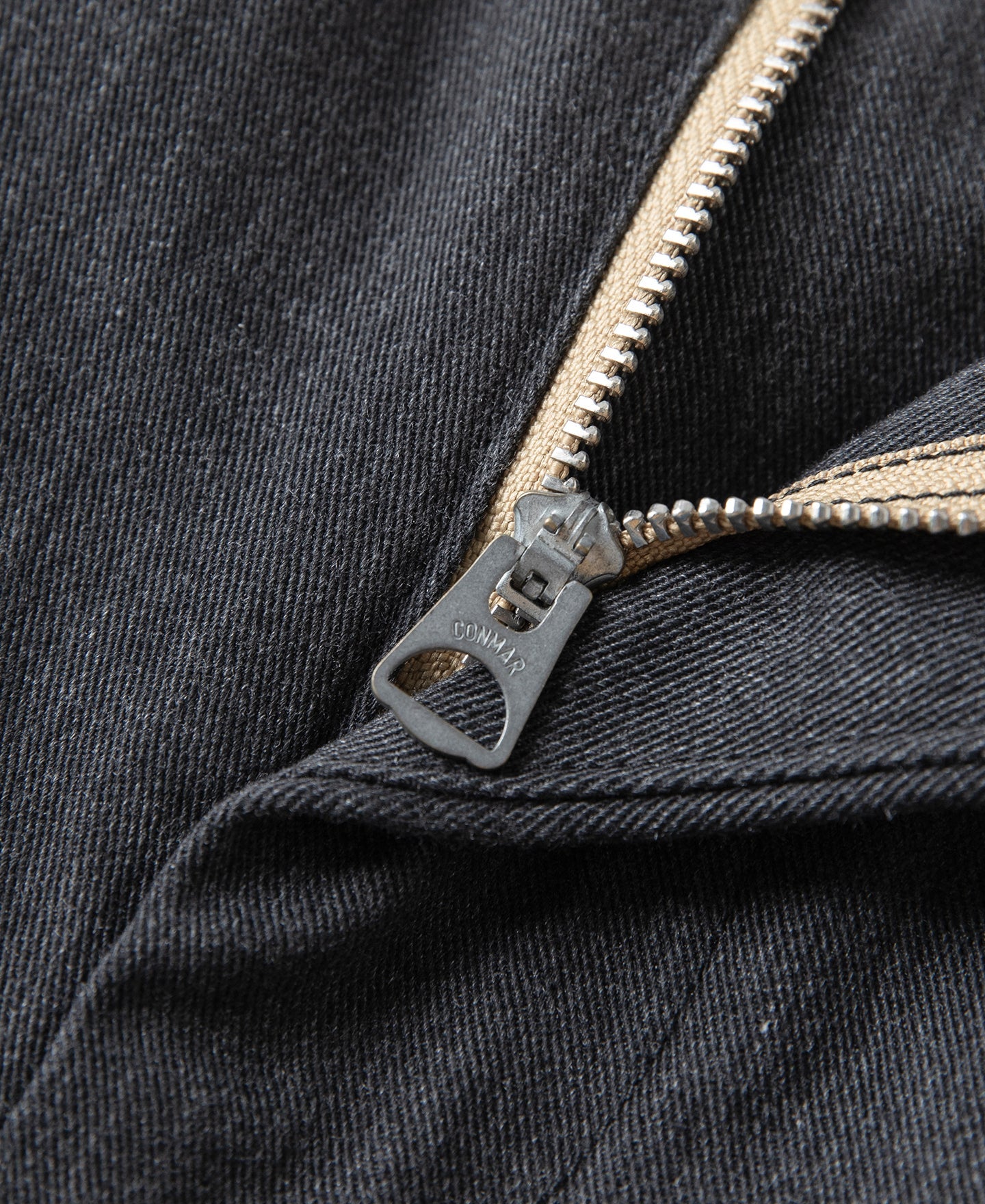Pantalon chino gris foncé à double pli, taille haute, coupe fuselée vintage